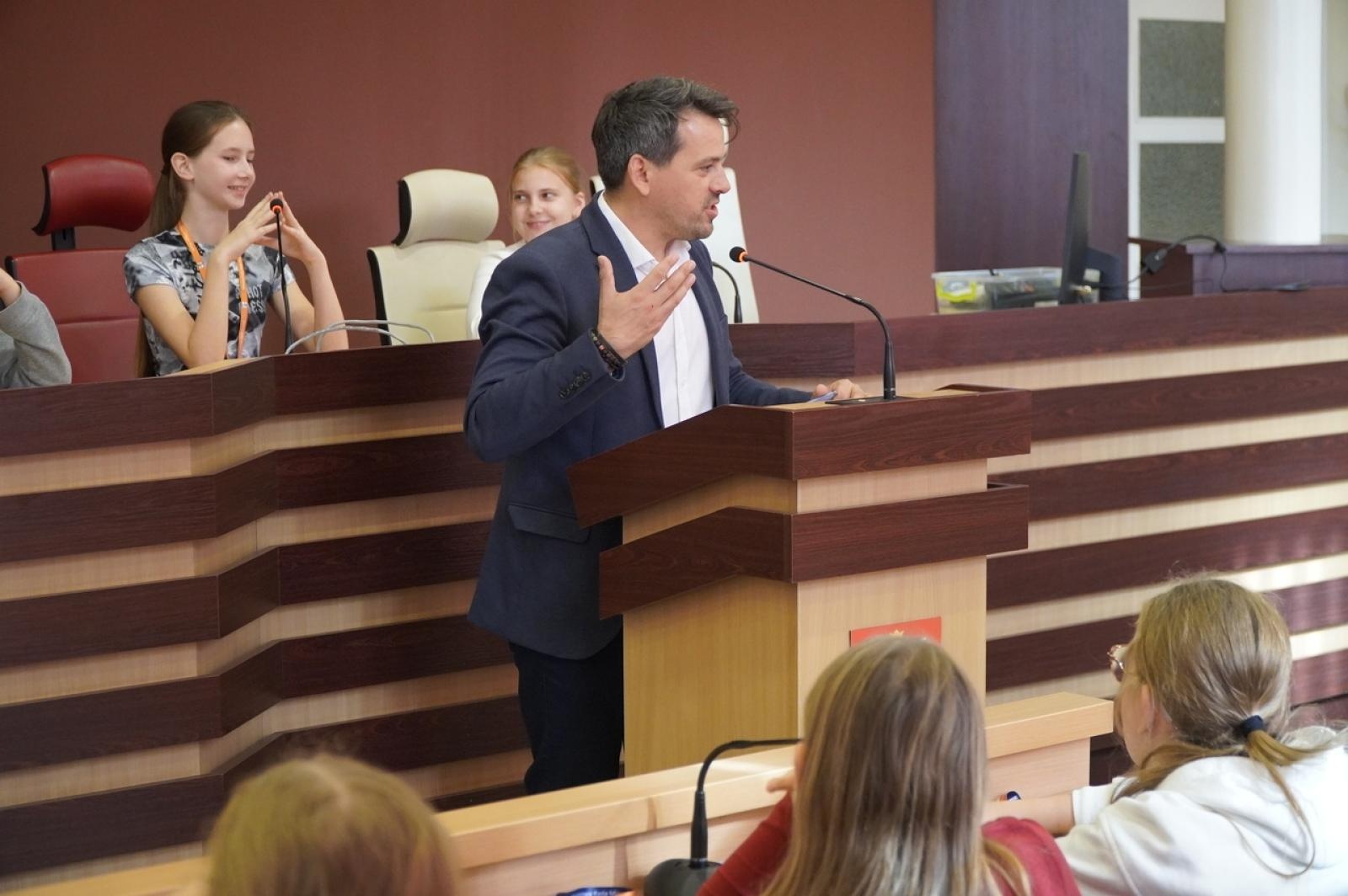 Zdjęcie w galerii na portalu naszraciborz.pl: Dzień głośnego czytania. Prezydent Raciborza i jego zastępcy czytali dzieciom wiadomości z regionu