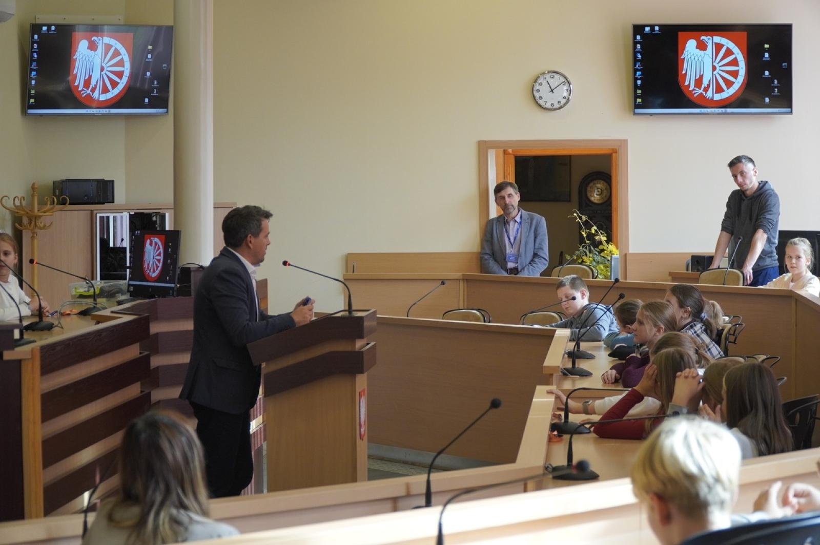 Zdjęcie w galerii na portalu naszraciborz.pl: Dzień głośnego czytania. Prezydent Raciborza i jego zastępcy czytali dzieciom wiadomości z regionu