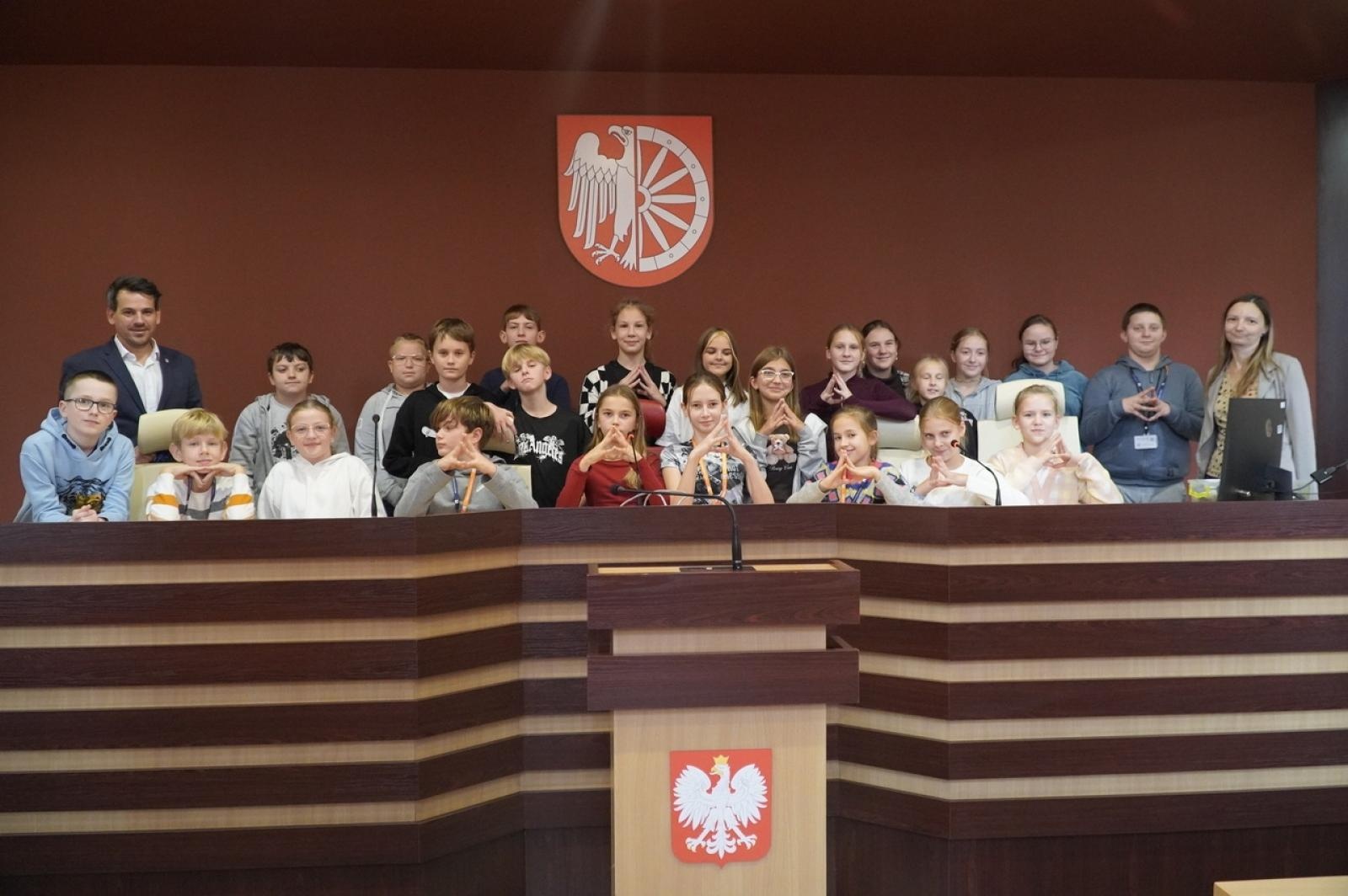 Zdjęcie w galerii na portalu naszraciborz.pl: Dzień głośnego czytania. Prezydent Raciborza i jego zastępcy czytali dzieciom wiadomości z regionu