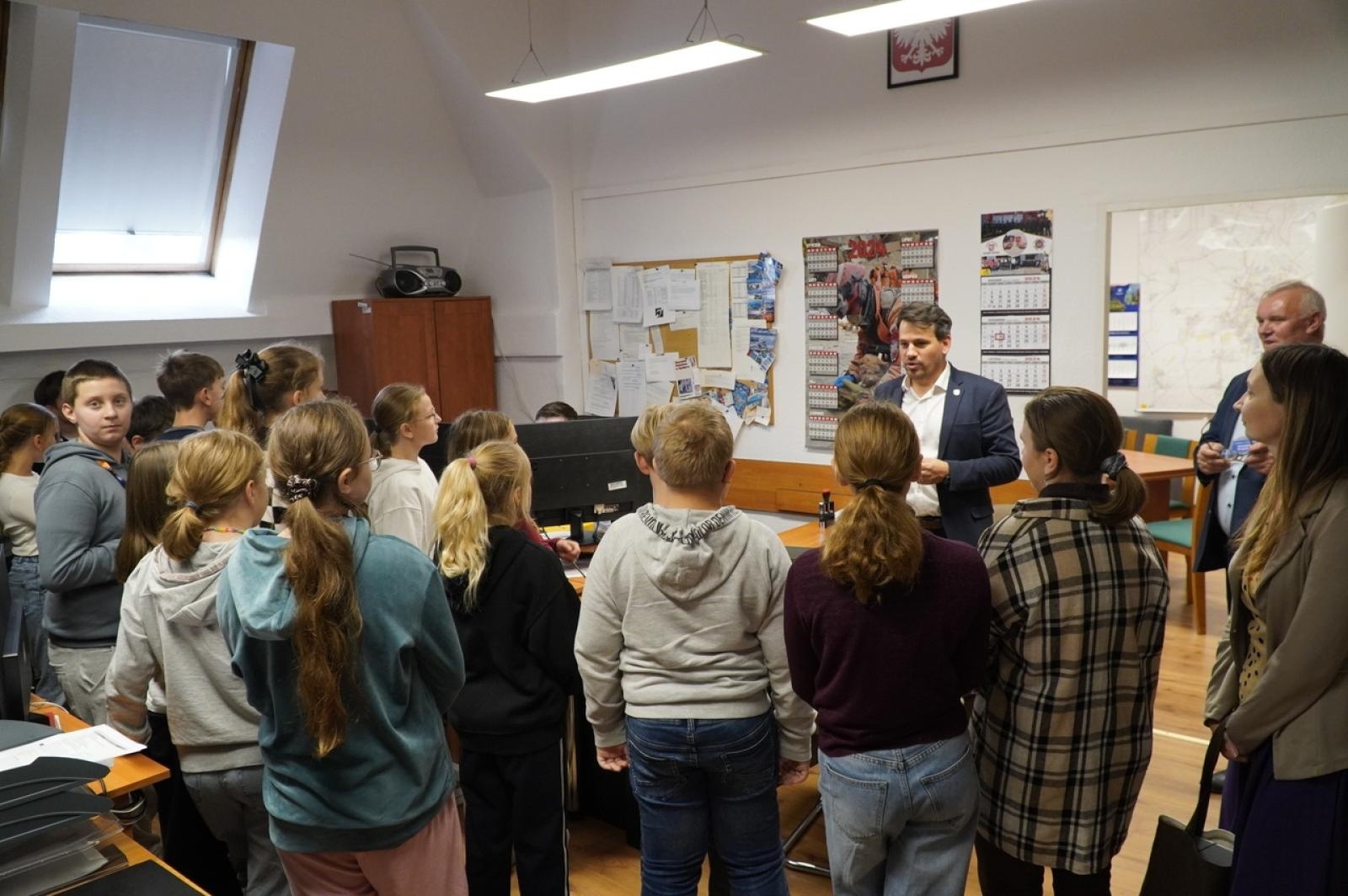 Zdjęcie w galerii na portalu naszraciborz.pl: Dzień głośnego czytania. Prezydent Raciborza i jego zastępcy czytali dzieciom wiadomości z regionu