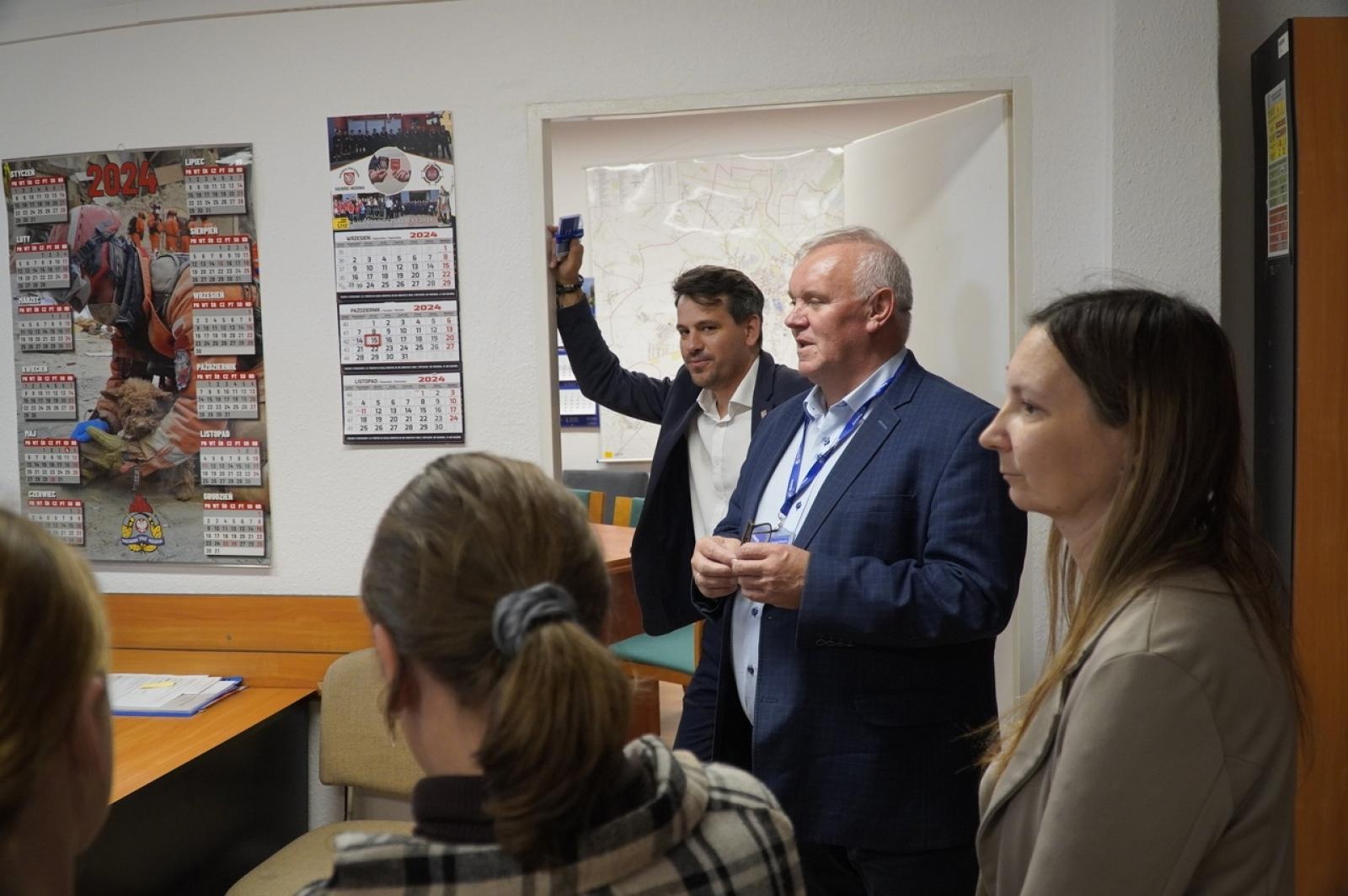 Zdjęcie w galerii na portalu naszraciborz.pl: Dzień głośnego czytania. Prezydent Raciborza i jego zastępcy czytali dzieciom wiadomości z regionu