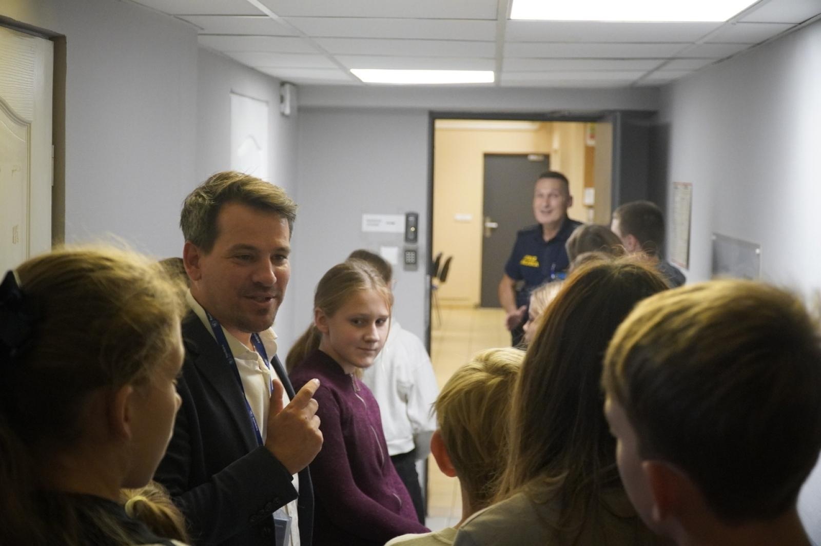 Zdjęcie w galerii na portalu naszraciborz.pl: Dzień głośnego czytania. Prezydent Raciborza i jego zastępcy czytali dzieciom wiadomości z regionu