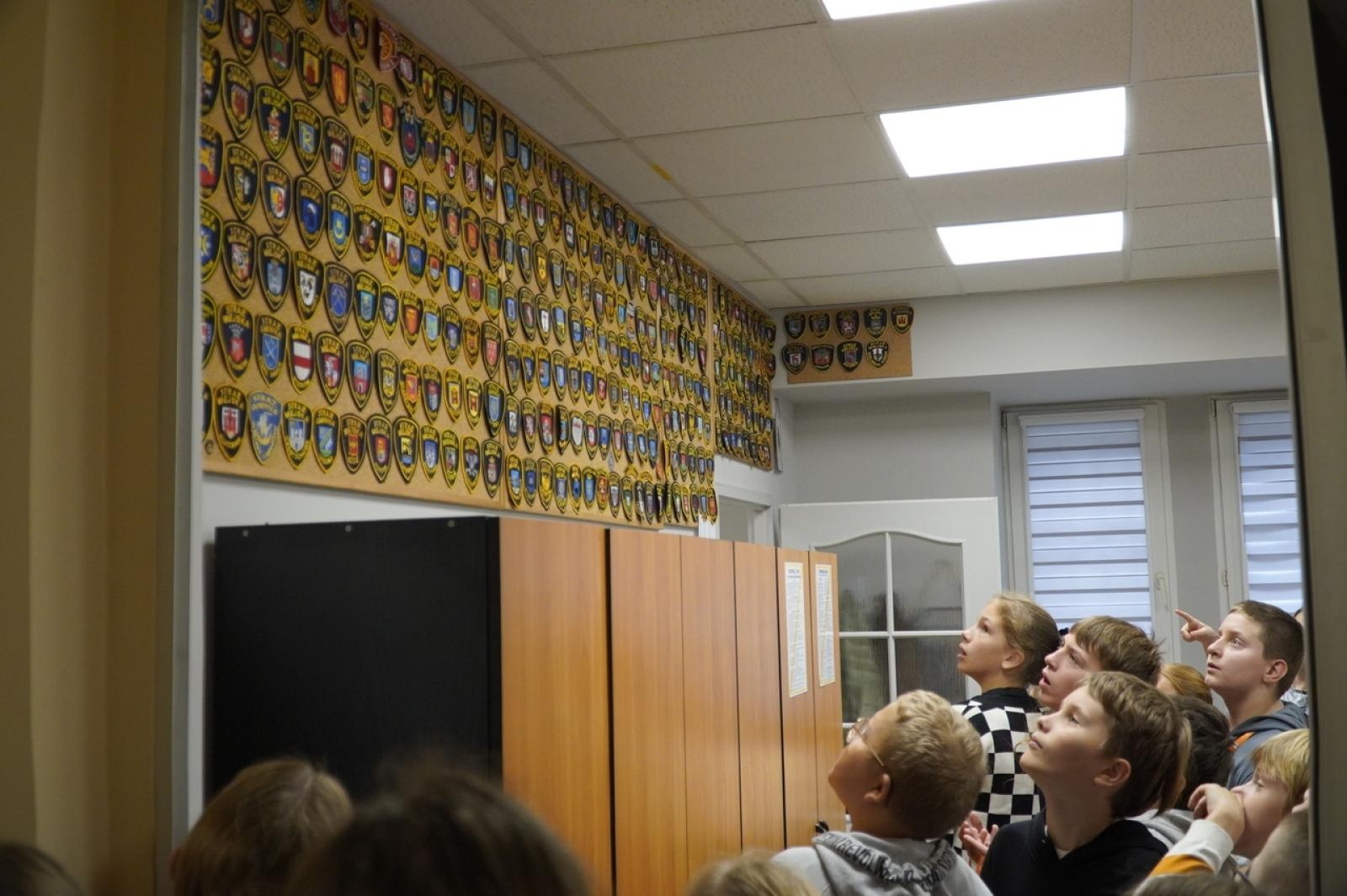 Zdjęcie w galerii na portalu naszraciborz.pl: Dzień głośnego czytania. Prezydent Raciborza i jego zastępcy czytali dzieciom wiadomości z regionu