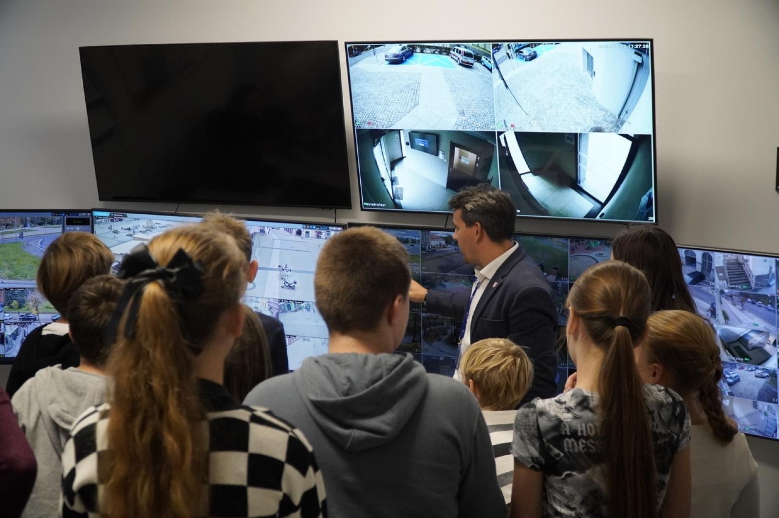 Zdjęcie w galerii na portalu naszraciborz.pl: Dzień głośnego czytania. Prezydent Raciborza i jego zastępcy czytali dzieciom wiadomości z regionu