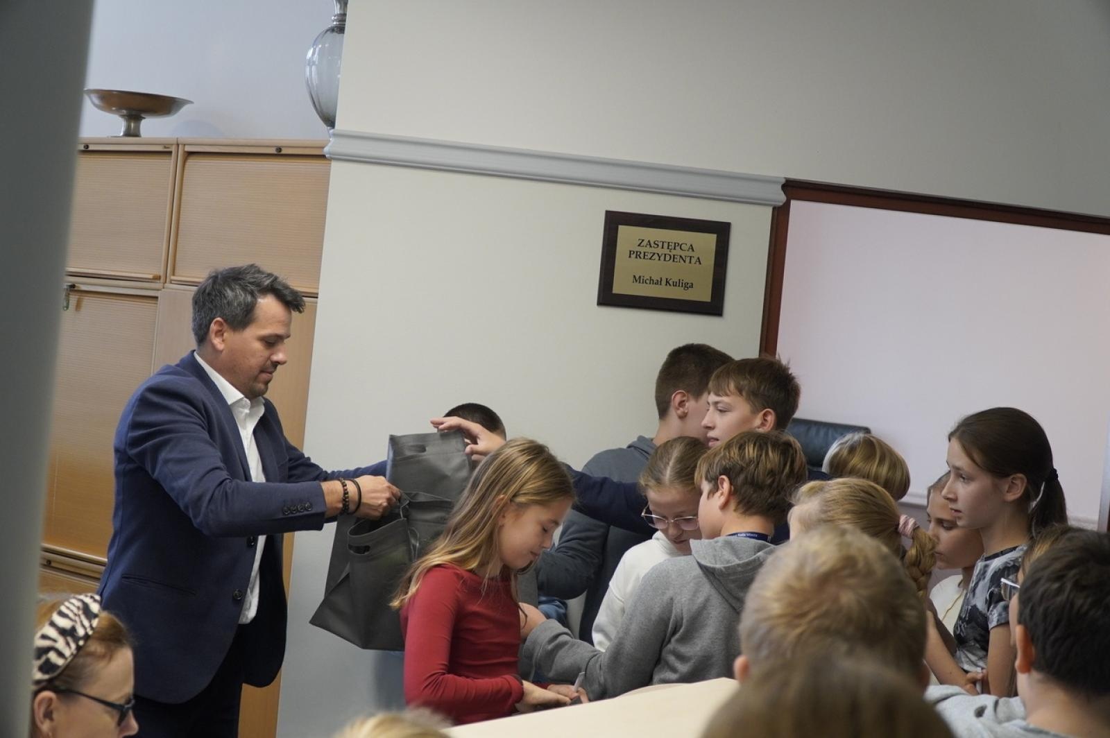 Zdjęcie w galerii na portalu naszraciborz.pl: Dzień głośnego czytania. Prezydent Raciborza i jego zastępcy czytali dzieciom wiadomości z regionu