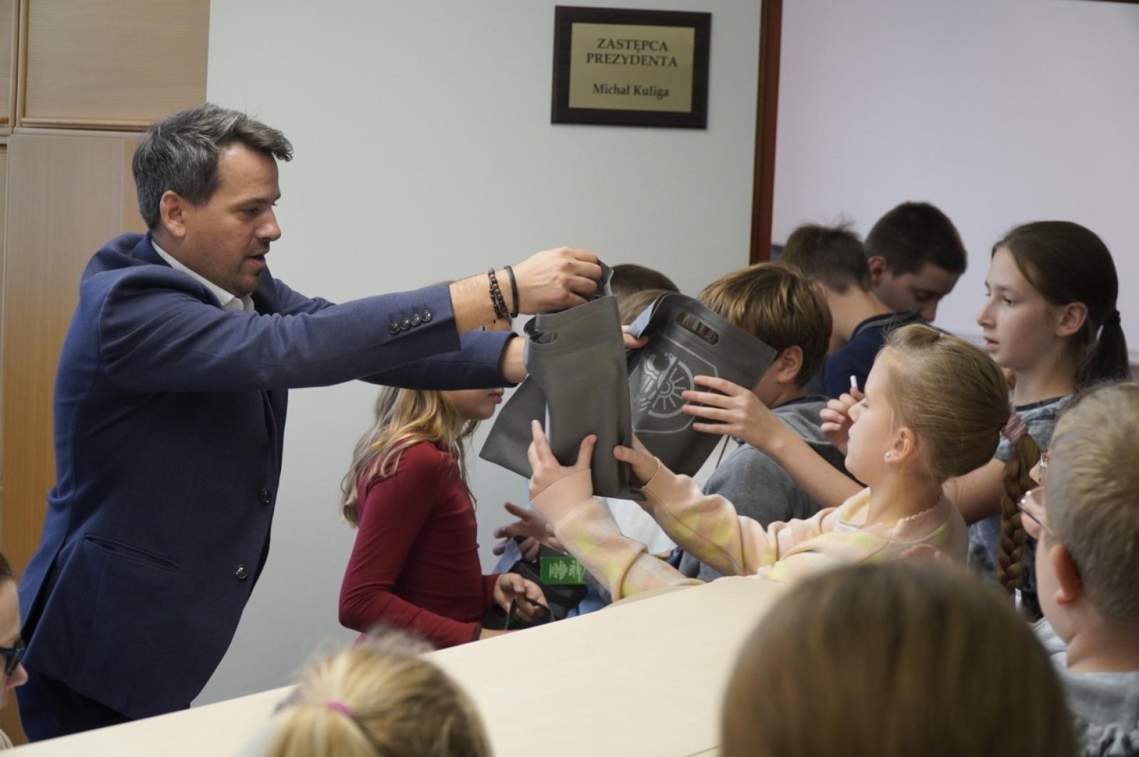 Zdjęcie w galerii na portalu naszraciborz.pl: Dzień głośnego czytania. Prezydent Raciborza i jego zastępcy czytali dzieciom wiadomości z regionu