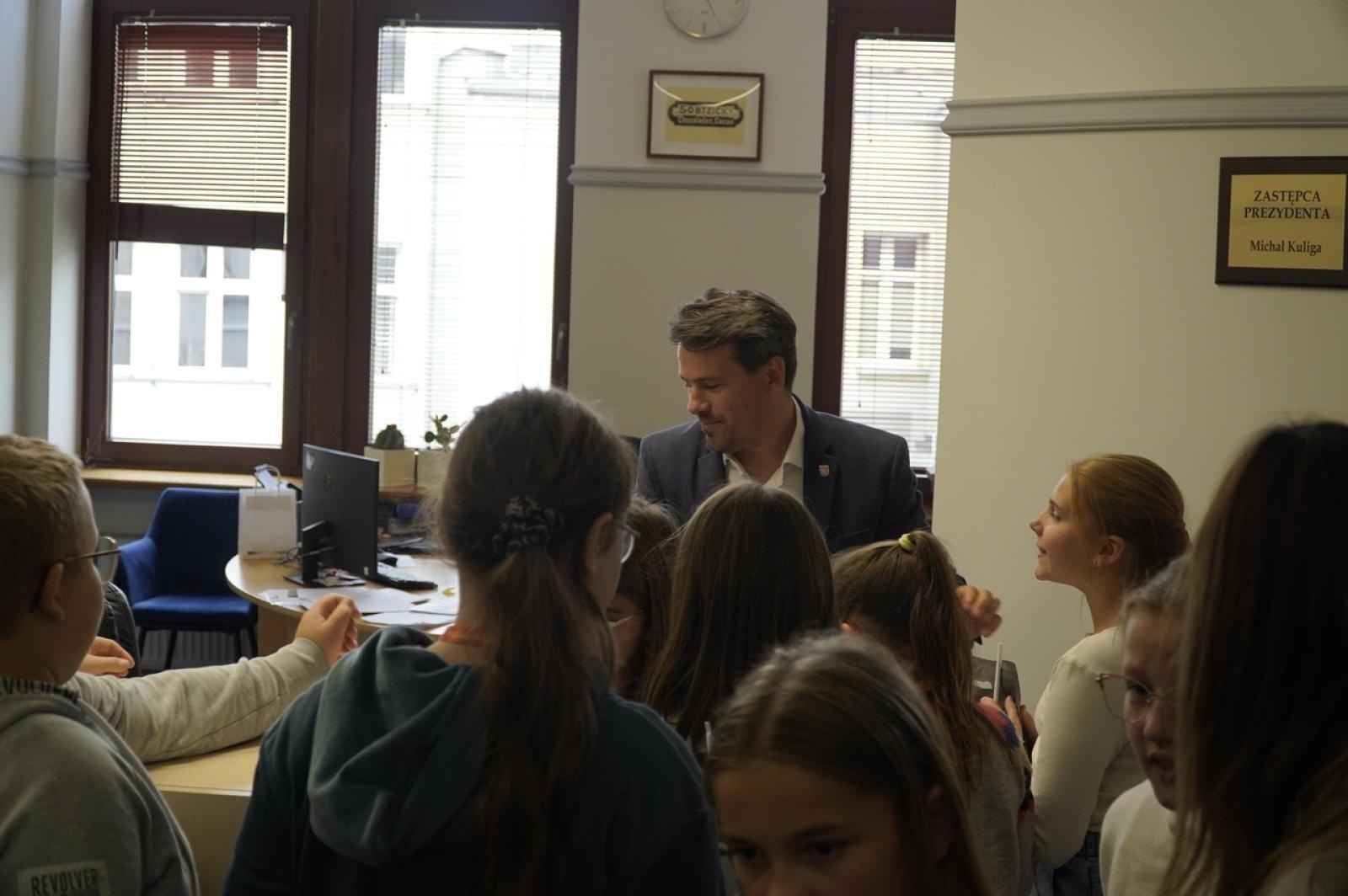 Zdjęcie w galerii na portalu naszraciborz.pl: Dzień głośnego czytania. Prezydent Raciborza i jego zastępcy czytali dzieciom wiadomości z regionu