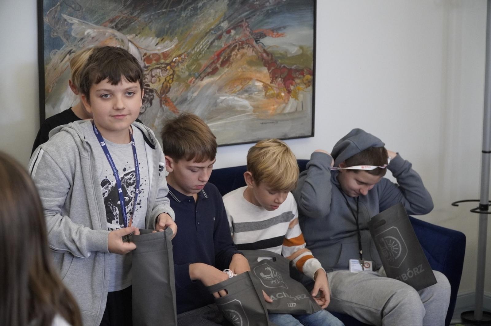 Zdjęcie w galerii na portalu naszraciborz.pl: Dzień głośnego czytania. Prezydent Raciborza i jego zastępcy czytali dzieciom wiadomości z regionu