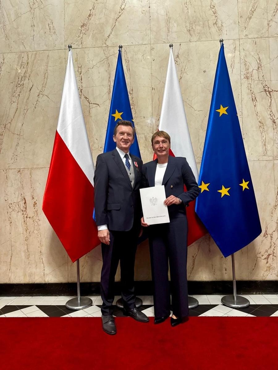 Zdjęcie w galerii na portalu naszraciborz.pl: Nagroda Śląskiego Kuratora Oświaty dla Bożeny Walaszek z Rudnika wiadomości z regionu