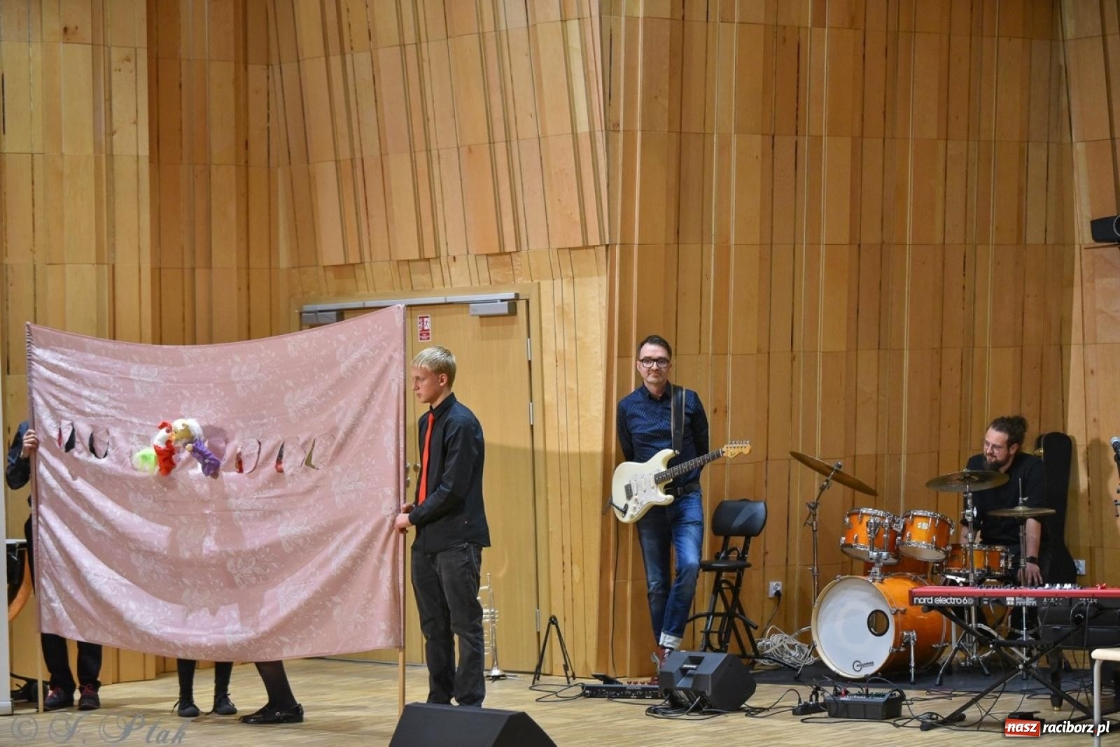 Zdjęcie w galerii na portalu naszraciborz.pl: PSM. Koncert i nagrody z okazji Dnia Edukacji Narodowej w Raciborzu wiadomości z regionu