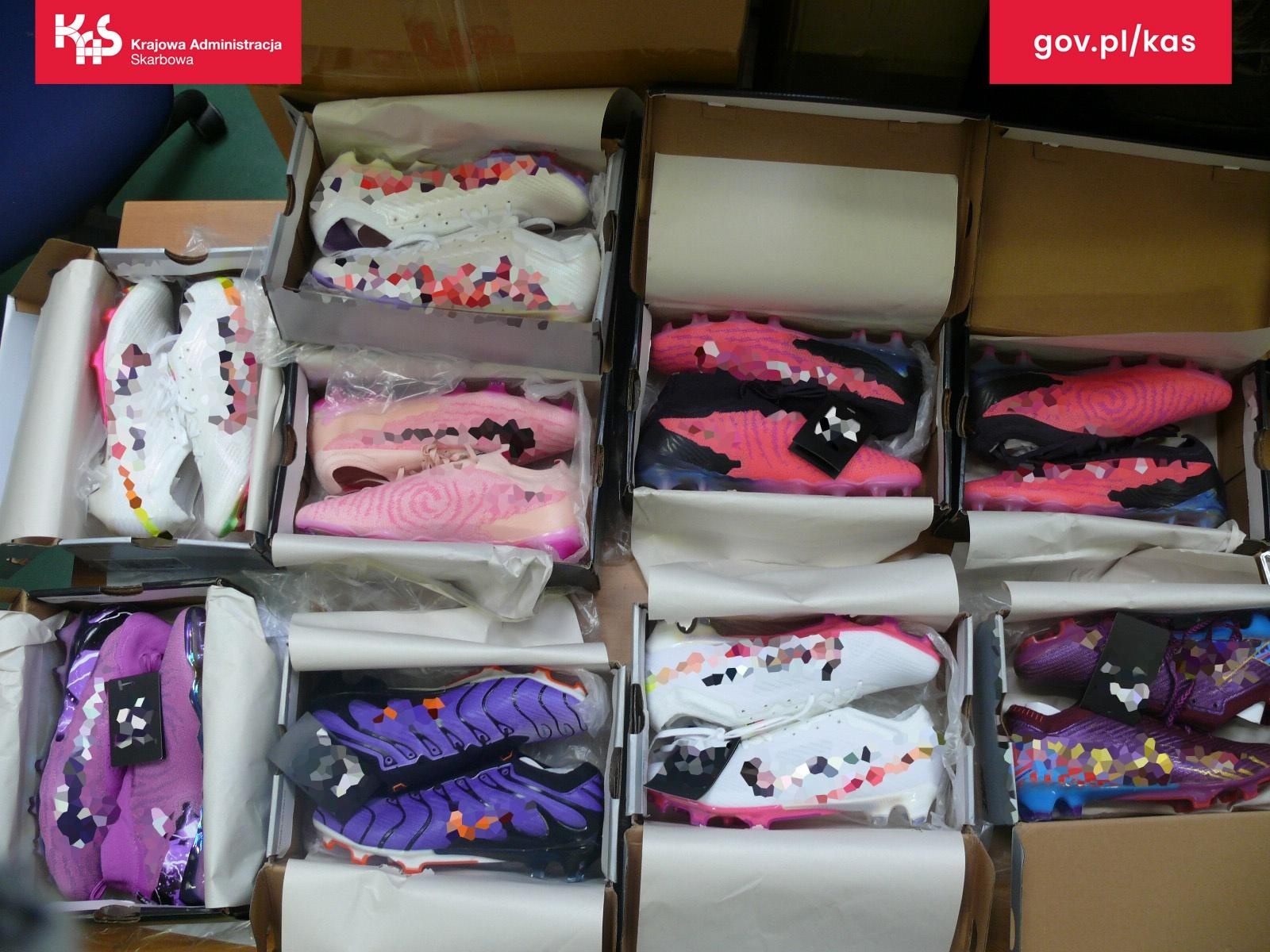 Zdjęcie w galerii na portalu naszraciborz.pl: Służby celno-skarbowe kontrolują przesyłki z Azji. Szukają podróbek wiadomości z regionu