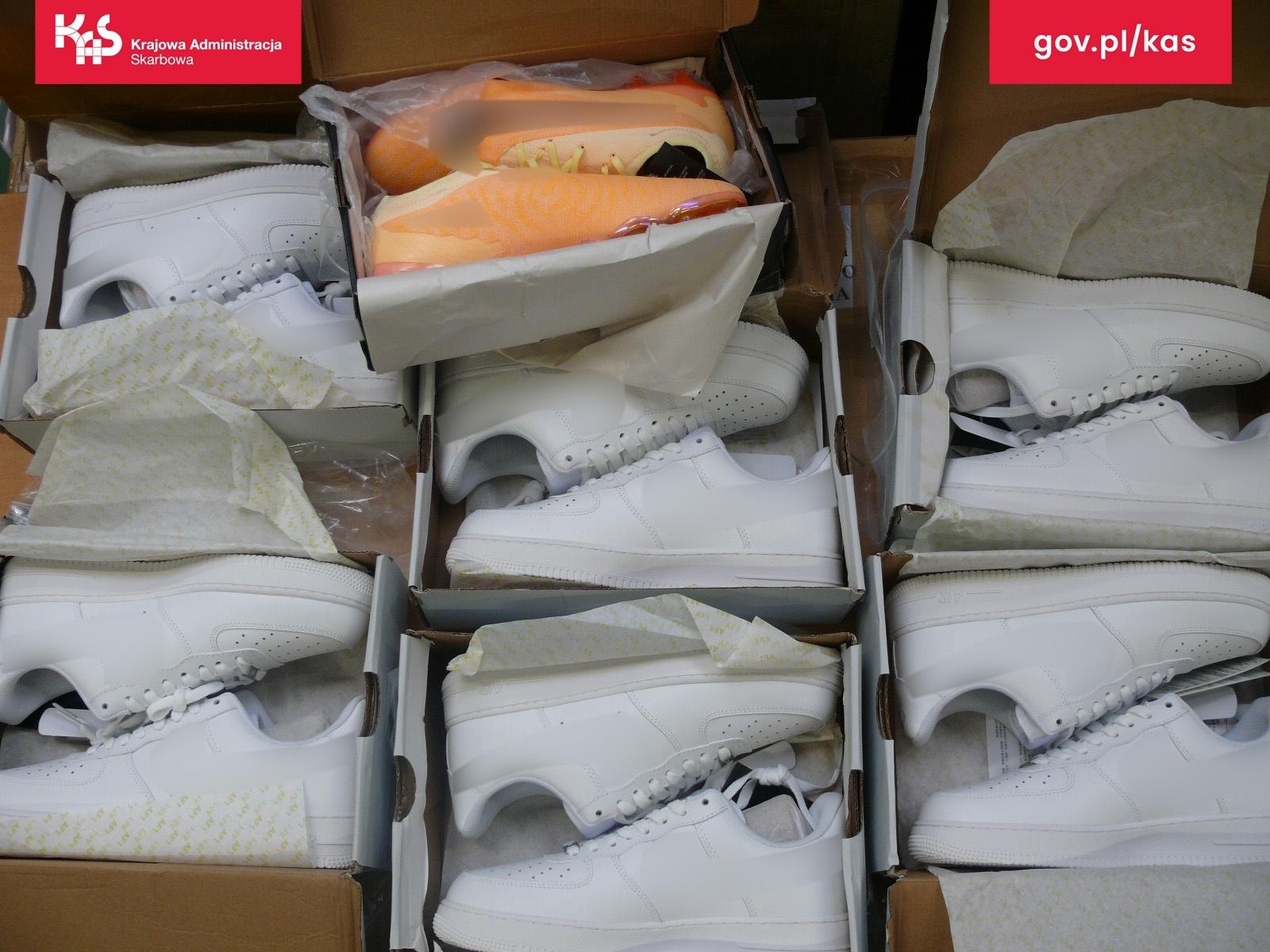 Zdjęcie w galerii na portalu naszraciborz.pl: Służby celno-skarbowe kontrolują przesyłki z Azji. Szukają podróbek wiadomości z regionu