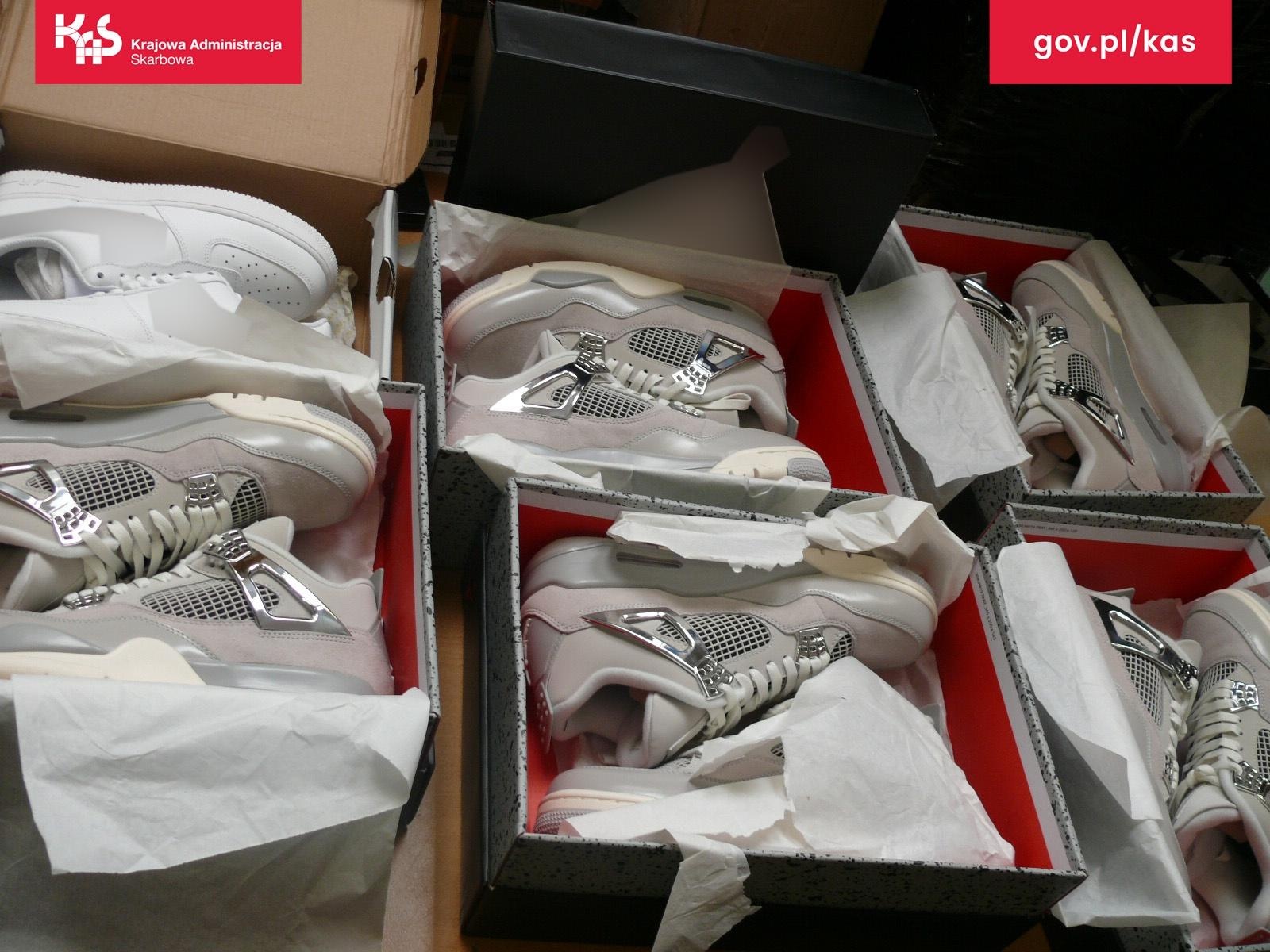 Zdjęcie w galerii na portalu naszraciborz.pl: Służby celno-skarbowe kontrolują przesyłki z Azji. Szukają podróbek wiadomości z regionu