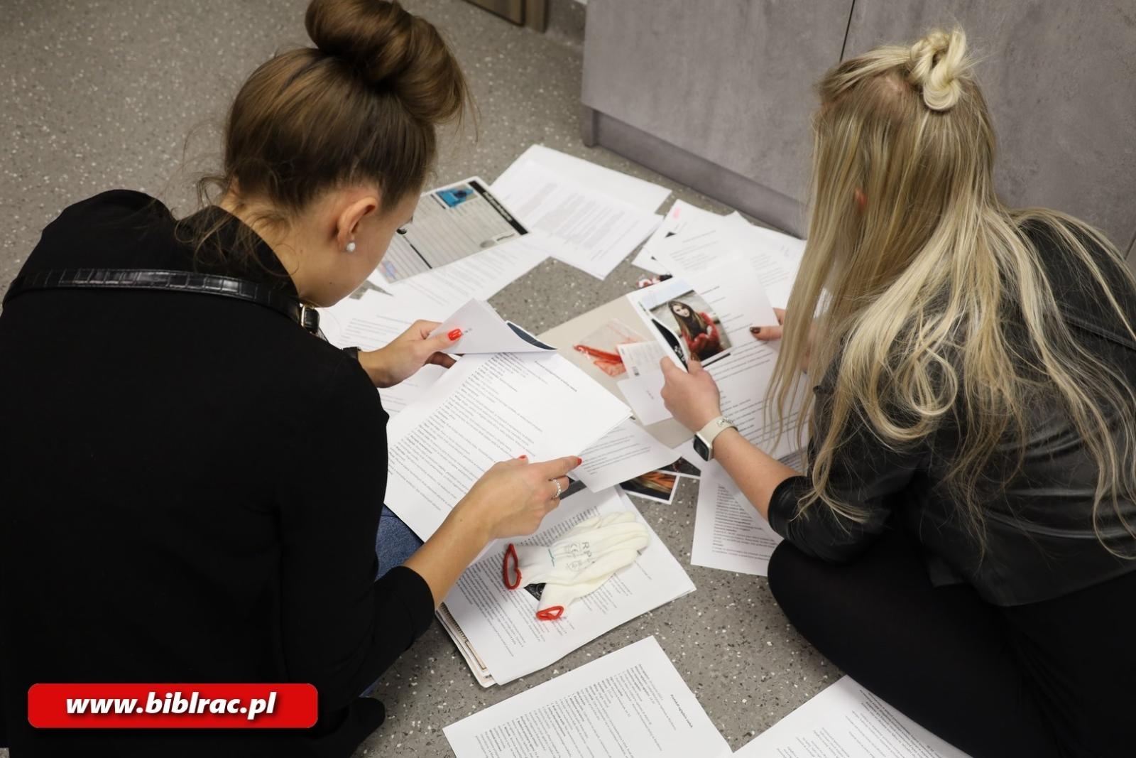Zdjęcie w galerii na portalu naszraciborz.pl: Tajemniczy Żniwiarz i śledztwo w bibliotece! Noc kryminalnych zagadek w Raciborzu wiadomości z regionu