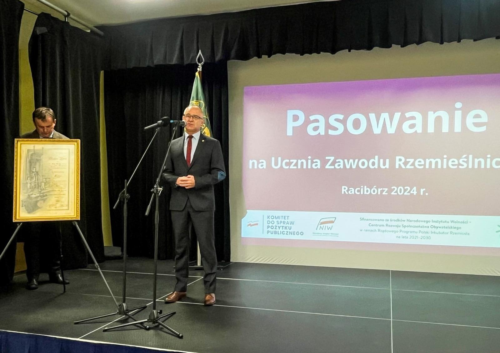 Zdjęcie w galerii na portalu naszraciborz.pl: CKZiU nr 2. Pasowanie na ucznia zawodu rzemieślniczego wiadomości z regionu