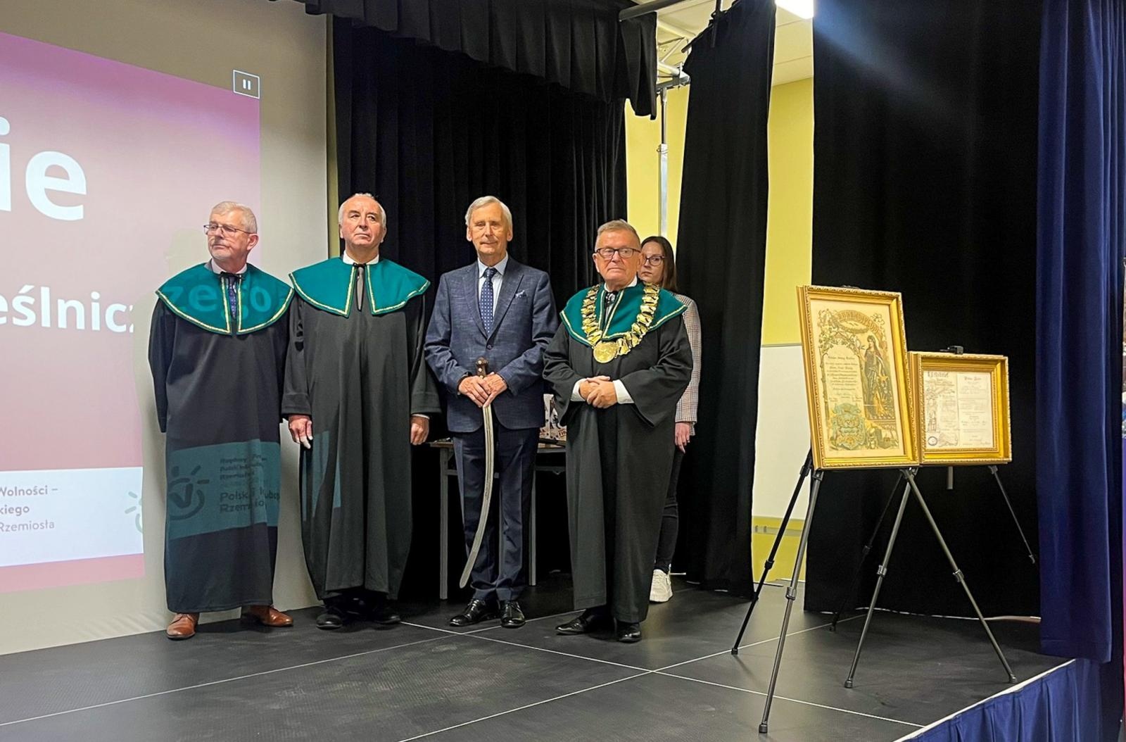 Zdjęcie w galerii na portalu naszraciborz.pl: CKZiU nr 2. Pasowanie na ucznia zawodu rzemieślniczego wiadomości z regionu