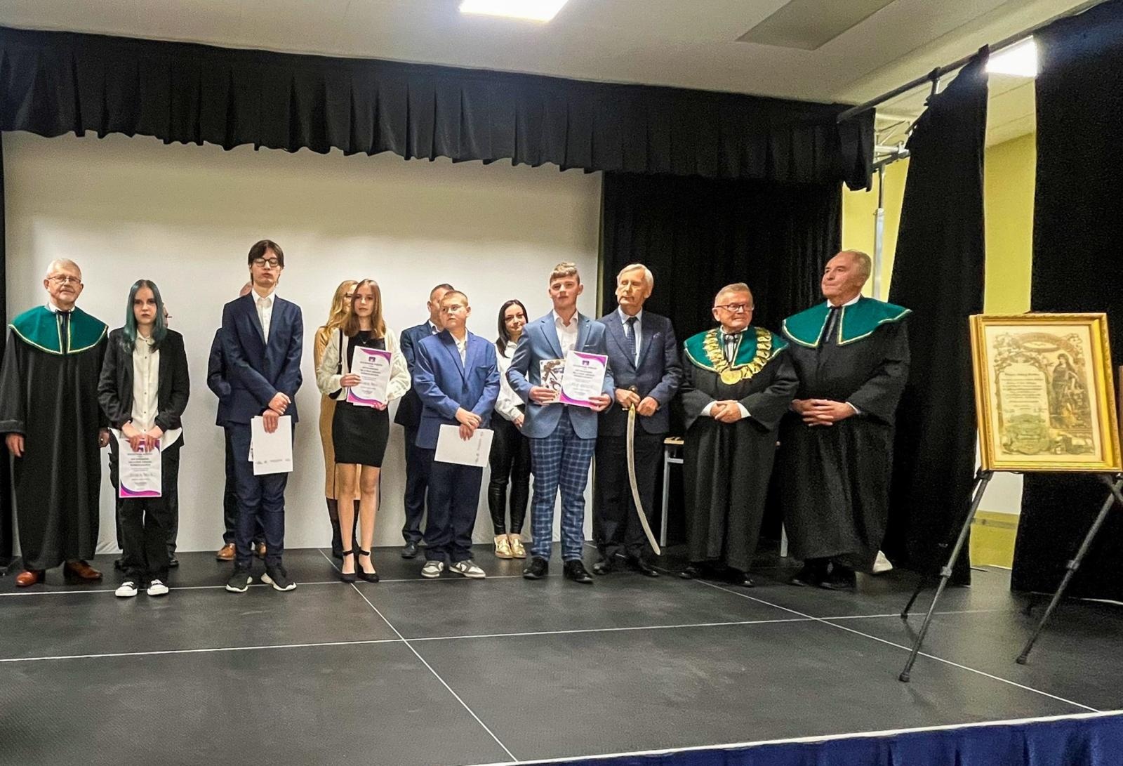 Zdjęcie w galerii na portalu naszraciborz.pl: CKZiU nr 2. Pasowanie na ucznia zawodu rzemieślniczego wiadomości z regionu