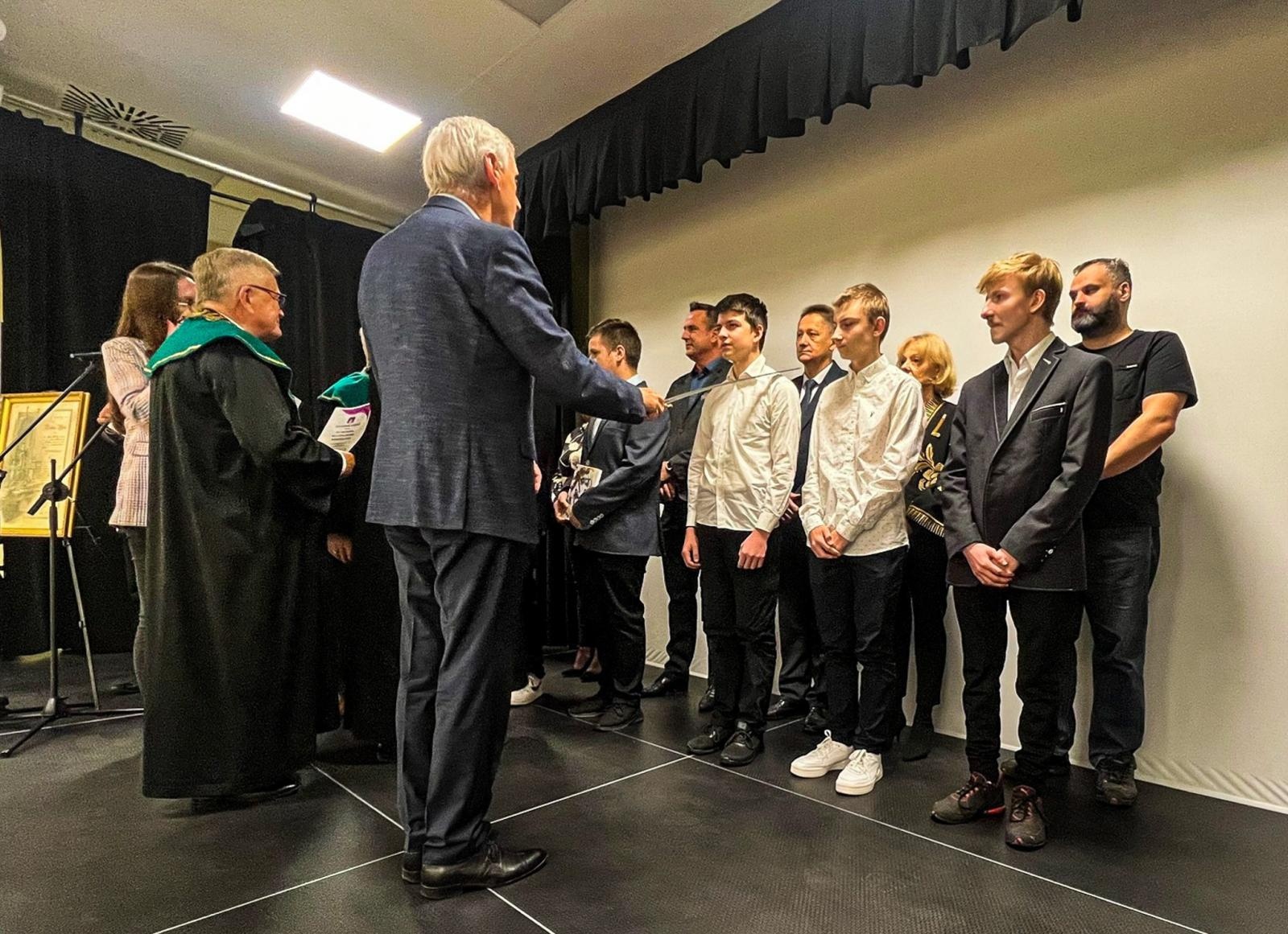 Zdjęcie w galerii na portalu naszraciborz.pl: CKZiU nr 2. Pasowanie na ucznia zawodu rzemieślniczego wiadomości z regionu