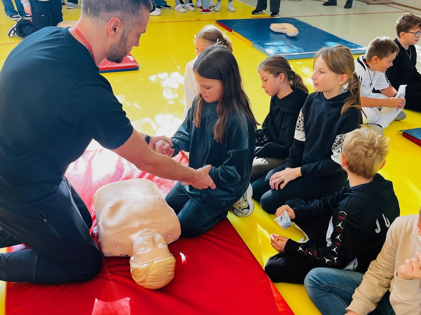Zdjęcie w galerii na portalu naszraciborz.pl: #UczymyRatować w SP1 wiadomości z regionu