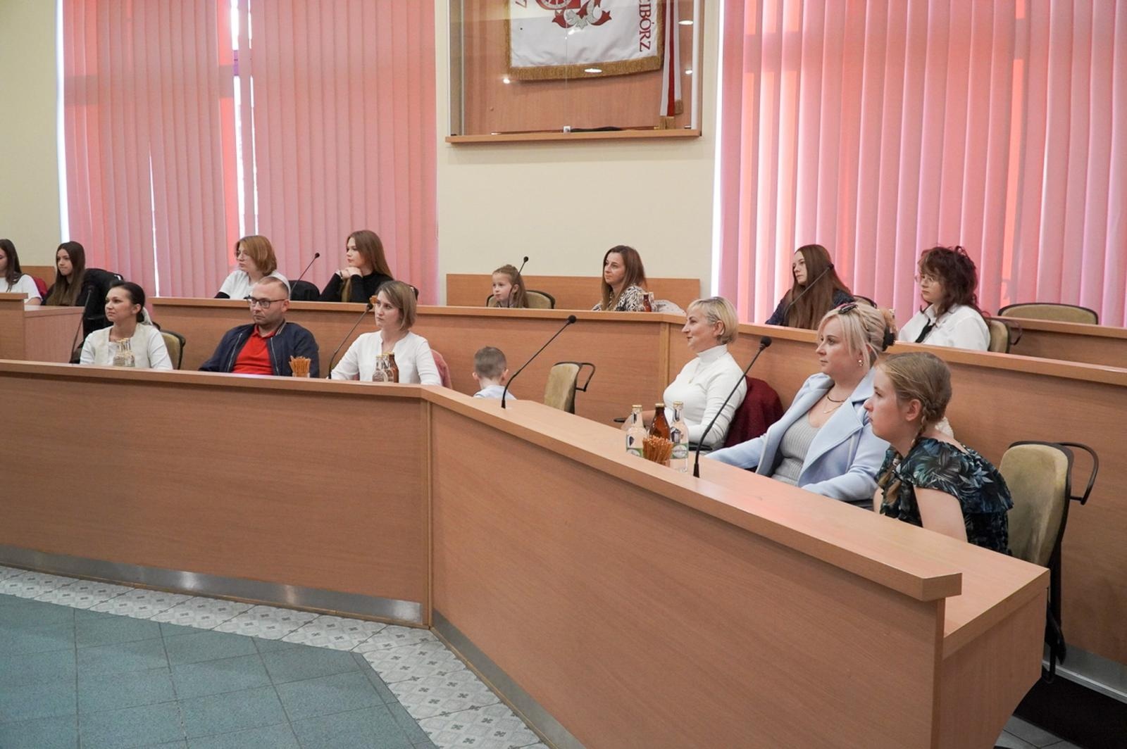 Zdjęcie w galerii na portalu naszraciborz.pl: Nagrodzono laureatów konkursu plastycznego Moje wakacyjne wspomnienia z Raciborza wiadomości z regionu