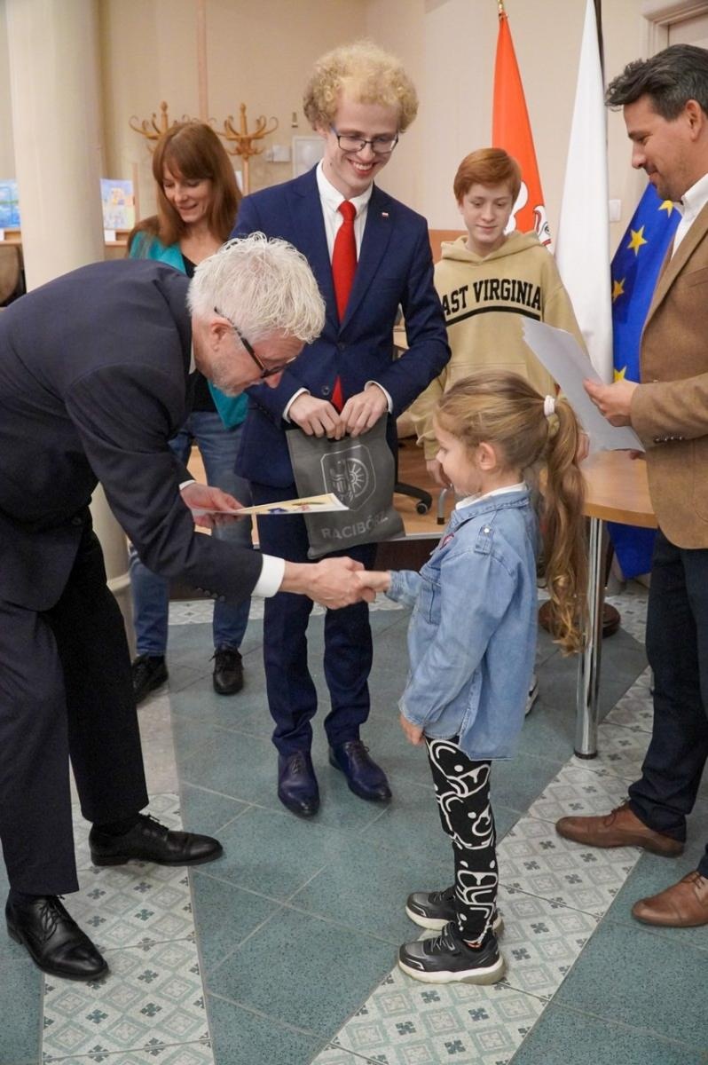 Zdjęcie w galerii na portalu naszraciborz.pl: Nagrodzono laureatów konkursu plastycznego Moje wakacyjne wspomnienia z Raciborza wiadomości z regionu