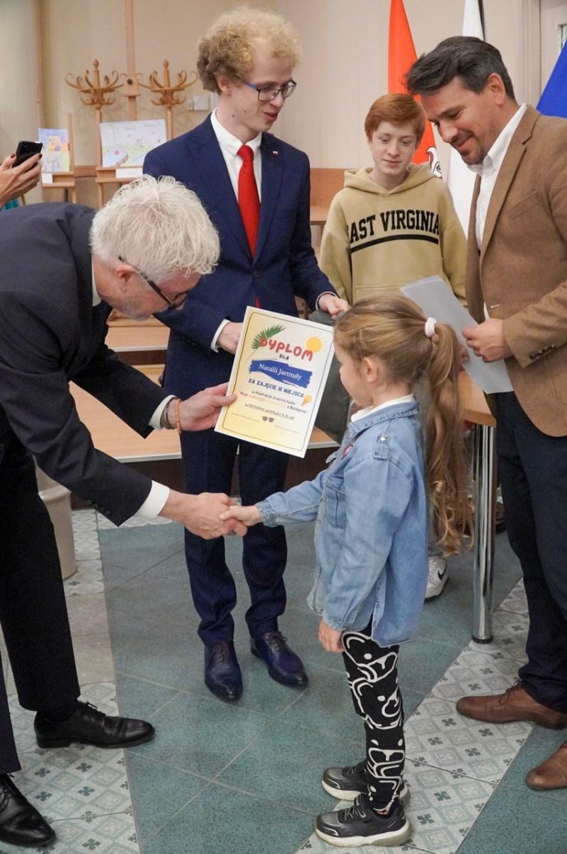 Zdjęcie w galerii na portalu naszraciborz.pl: Nagrodzono laureatów konkursu plastycznego Moje wakacyjne wspomnienia z Raciborza wiadomości z regionu