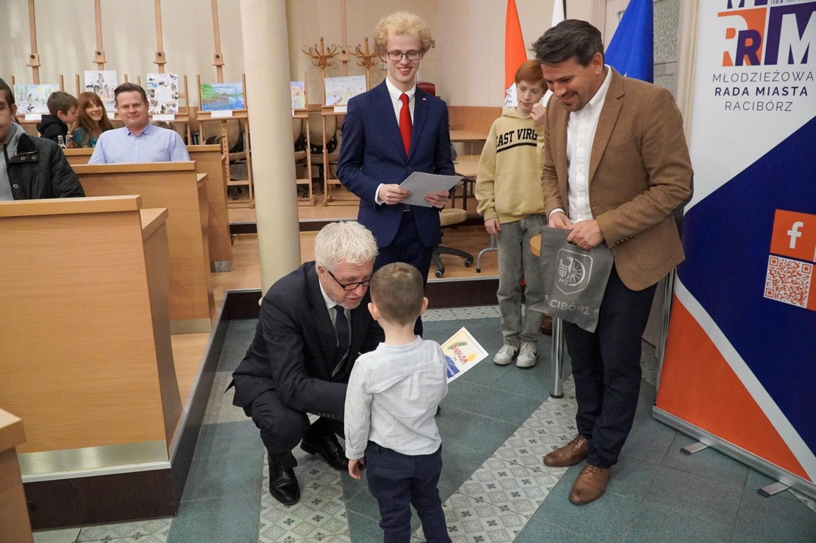 Zdjęcie w galerii na portalu naszraciborz.pl: Nagrodzono laureatów konkursu plastycznego Moje wakacyjne wspomnienia z Raciborza wiadomości z regionu