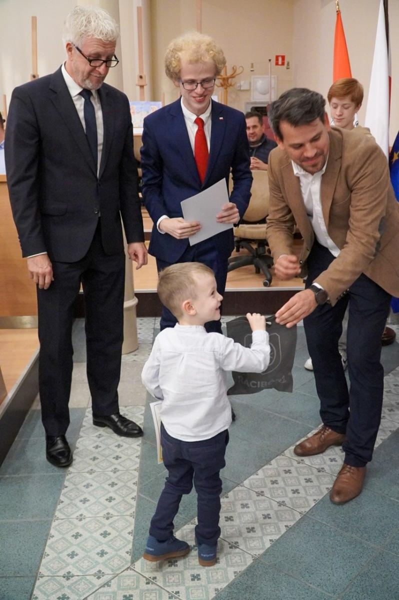 Zdjęcie w galerii na portalu naszraciborz.pl: Nagrodzono laureatów konkursu plastycznego Moje wakacyjne wspomnienia z Raciborza wiadomości z regionu