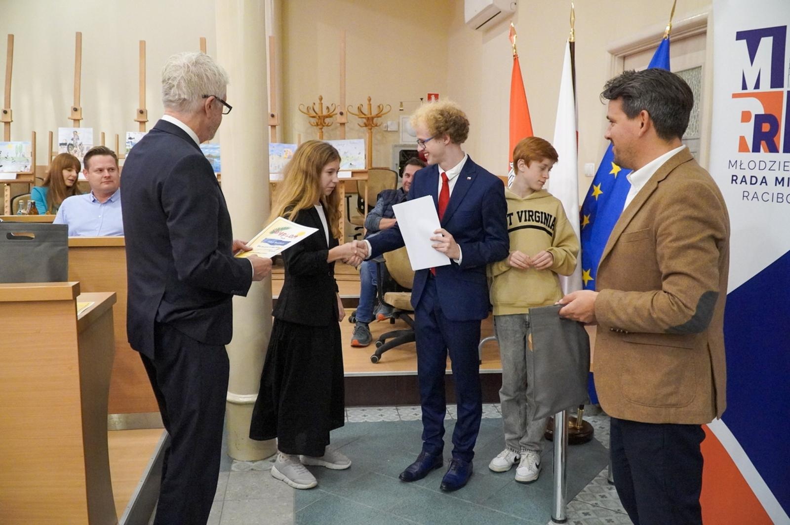 Zdjęcie w galerii na portalu naszraciborz.pl: Nagrodzono laureatów konkursu plastycznego Moje wakacyjne wspomnienia z Raciborza wiadomości z regionu