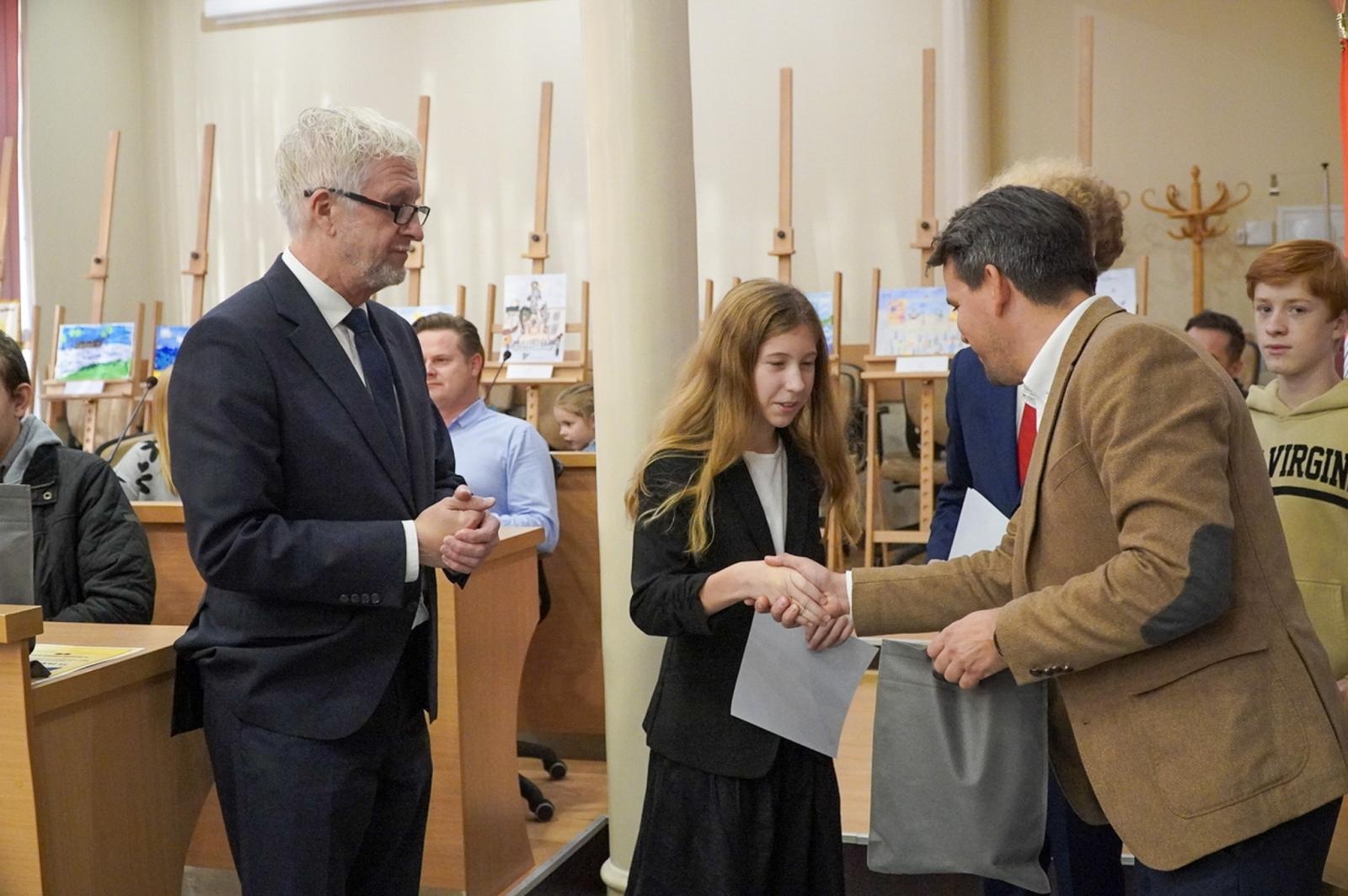 Zdjęcie w galerii na portalu naszraciborz.pl: Nagrodzono laureatów konkursu plastycznego Moje wakacyjne wspomnienia z Raciborza wiadomości z regionu