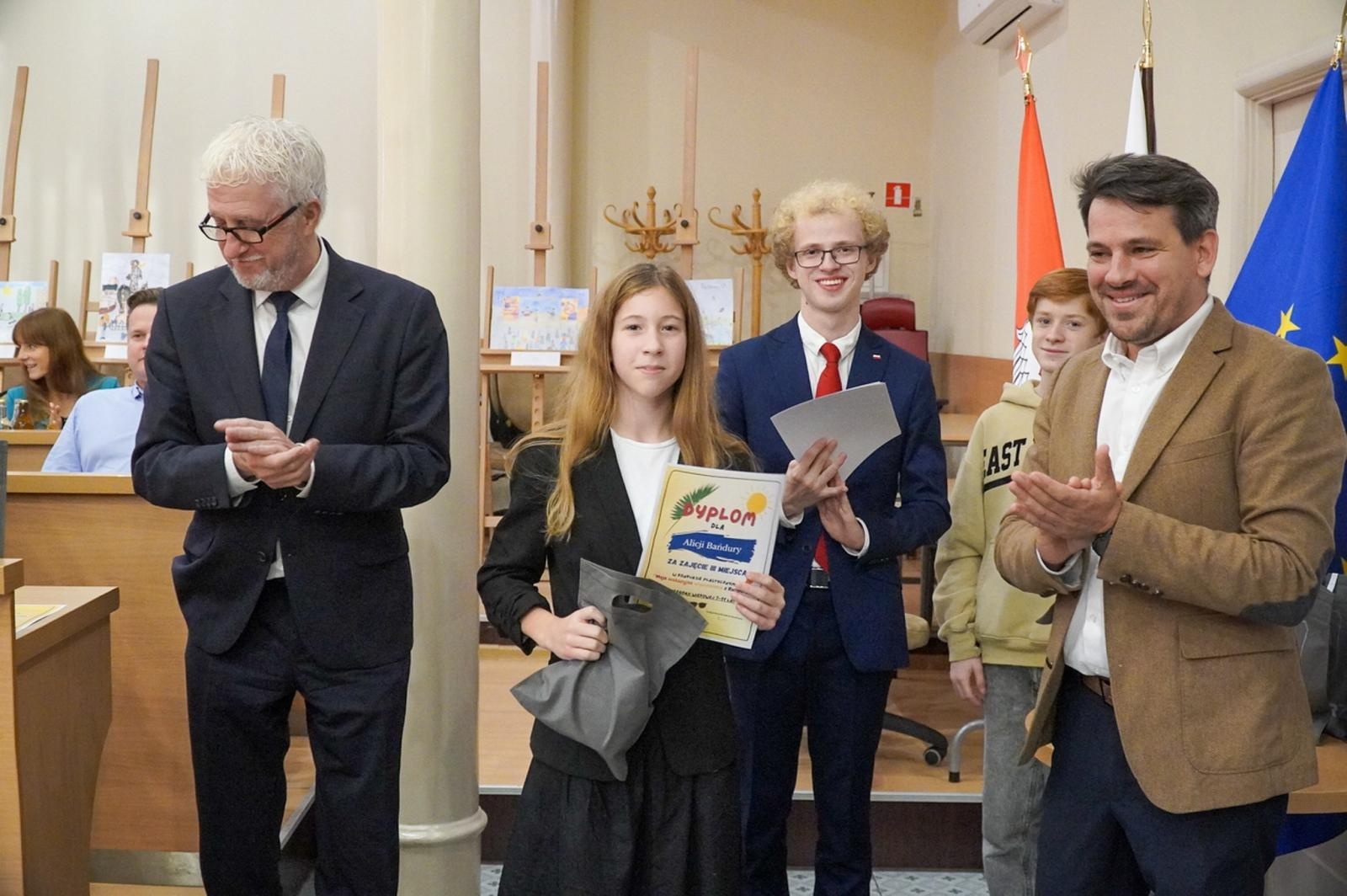 Zdjęcie w galerii na portalu naszraciborz.pl: Nagrodzono laureatów konkursu plastycznego Moje wakacyjne wspomnienia z Raciborza wiadomości z regionu