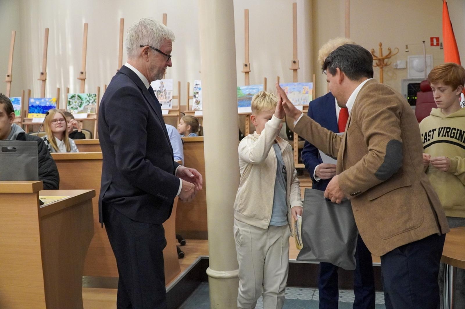 Zdjęcie w galerii na portalu naszraciborz.pl: Nagrodzono laureatów konkursu plastycznego Moje wakacyjne wspomnienia z Raciborza wiadomości z regionu