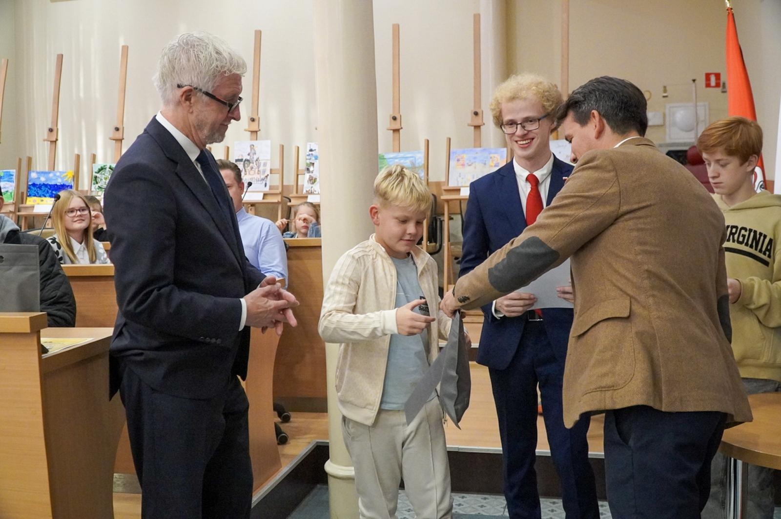 Zdjęcie w galerii na portalu naszraciborz.pl: Nagrodzono laureatów konkursu plastycznego Moje wakacyjne wspomnienia z Raciborza wiadomości z regionu