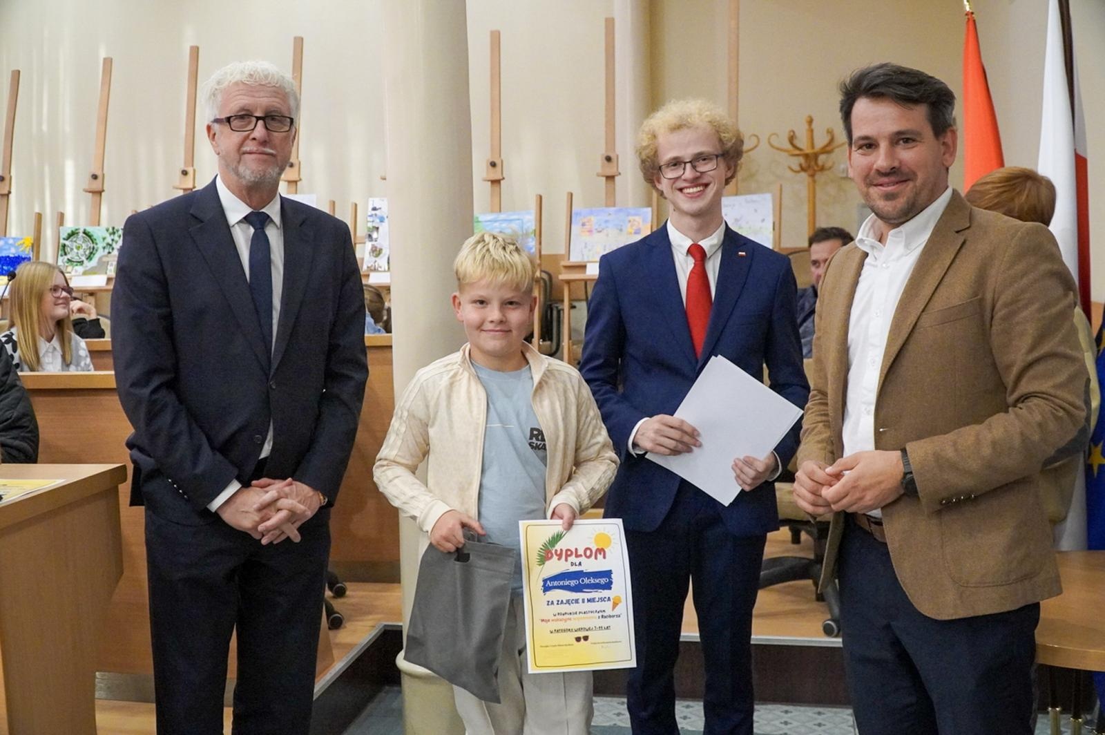 Zdjęcie w galerii na portalu naszraciborz.pl: Nagrodzono laureatów konkursu plastycznego Moje wakacyjne wspomnienia z Raciborza wiadomości z regionu