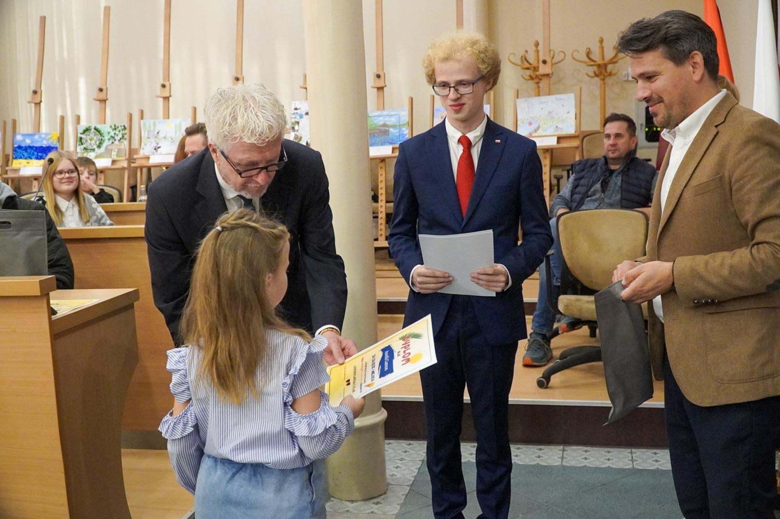 Zdjęcie w galerii na portalu naszraciborz.pl: Nagrodzono laureatów konkursu plastycznego Moje wakacyjne wspomnienia z Raciborza wiadomości z regionu