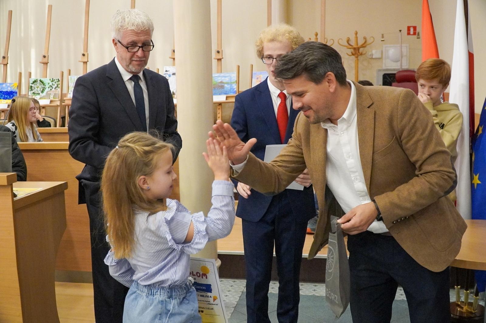 Zdjęcie w galerii na portalu naszraciborz.pl: Nagrodzono laureatów konkursu plastycznego Moje wakacyjne wspomnienia z Raciborza wiadomości z regionu