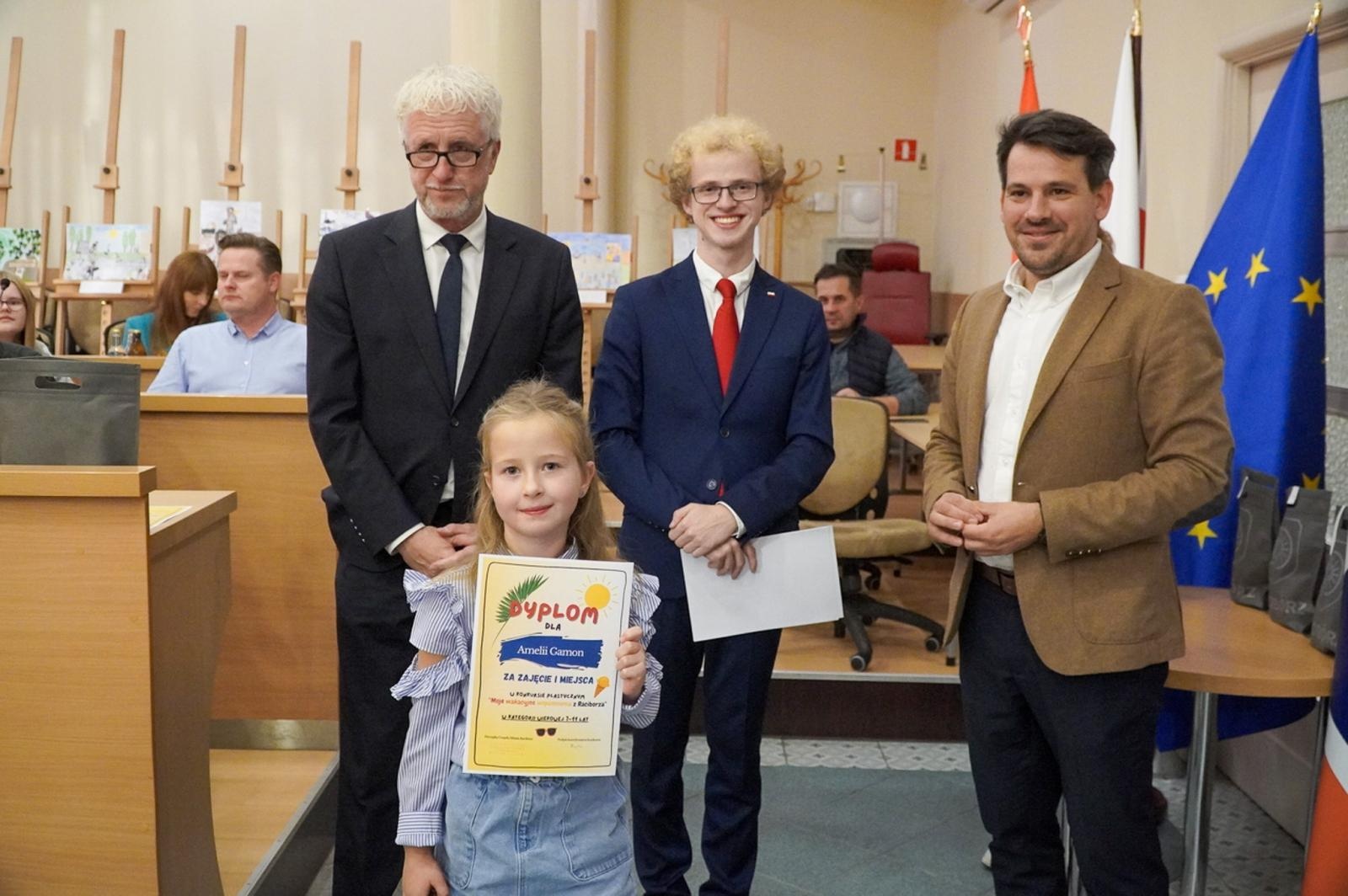 Zdjęcie w galerii na portalu naszraciborz.pl: Nagrodzono laureatów konkursu plastycznego Moje wakacyjne wspomnienia z Raciborza wiadomości z regionu