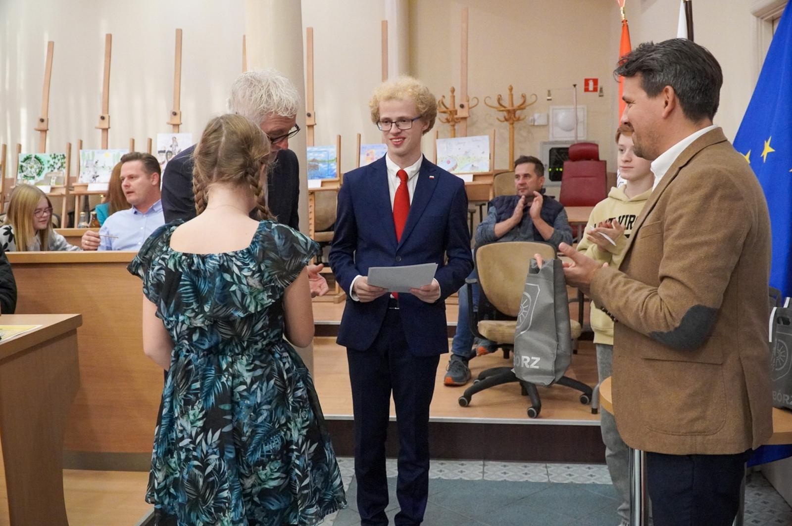 Zdjęcie w galerii na portalu naszraciborz.pl: Nagrodzono laureatów konkursu plastycznego Moje wakacyjne wspomnienia z Raciborza wiadomości z regionu