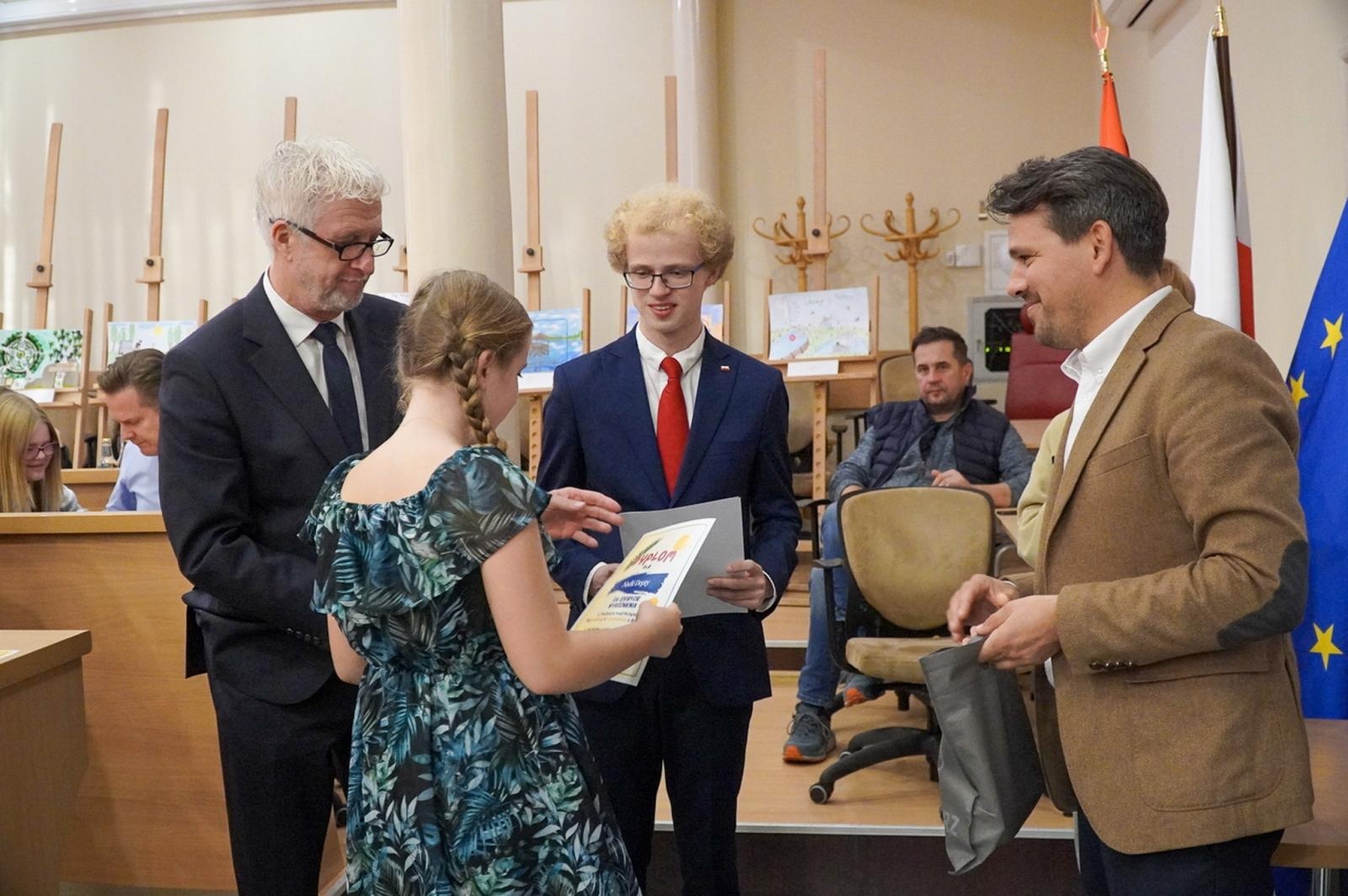 Zdjęcie w galerii na portalu naszraciborz.pl: Nagrodzono laureatów konkursu plastycznego Moje wakacyjne wspomnienia z Raciborza wiadomości z regionu