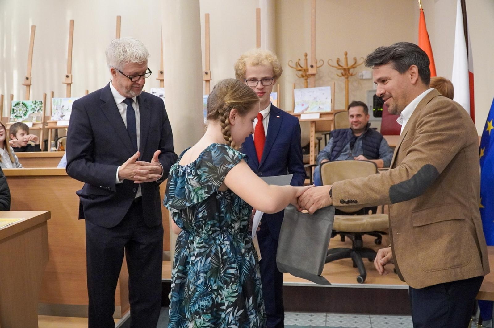 Zdjęcie w galerii na portalu naszraciborz.pl: Nagrodzono laureatów konkursu plastycznego Moje wakacyjne wspomnienia z Raciborza wiadomości z regionu