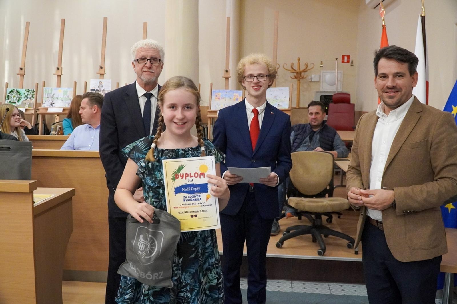 Zdjęcie w galerii na portalu naszraciborz.pl: Nagrodzono laureatów konkursu plastycznego Moje wakacyjne wspomnienia z Raciborza wiadomości z regionu