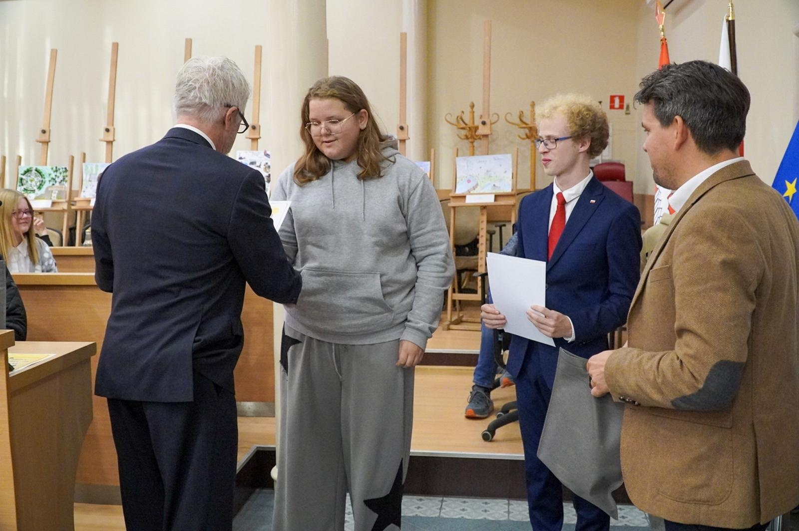 Zdjęcie w galerii na portalu naszraciborz.pl: Nagrodzono laureatów konkursu plastycznego Moje wakacyjne wspomnienia z Raciborza wiadomości z regionu