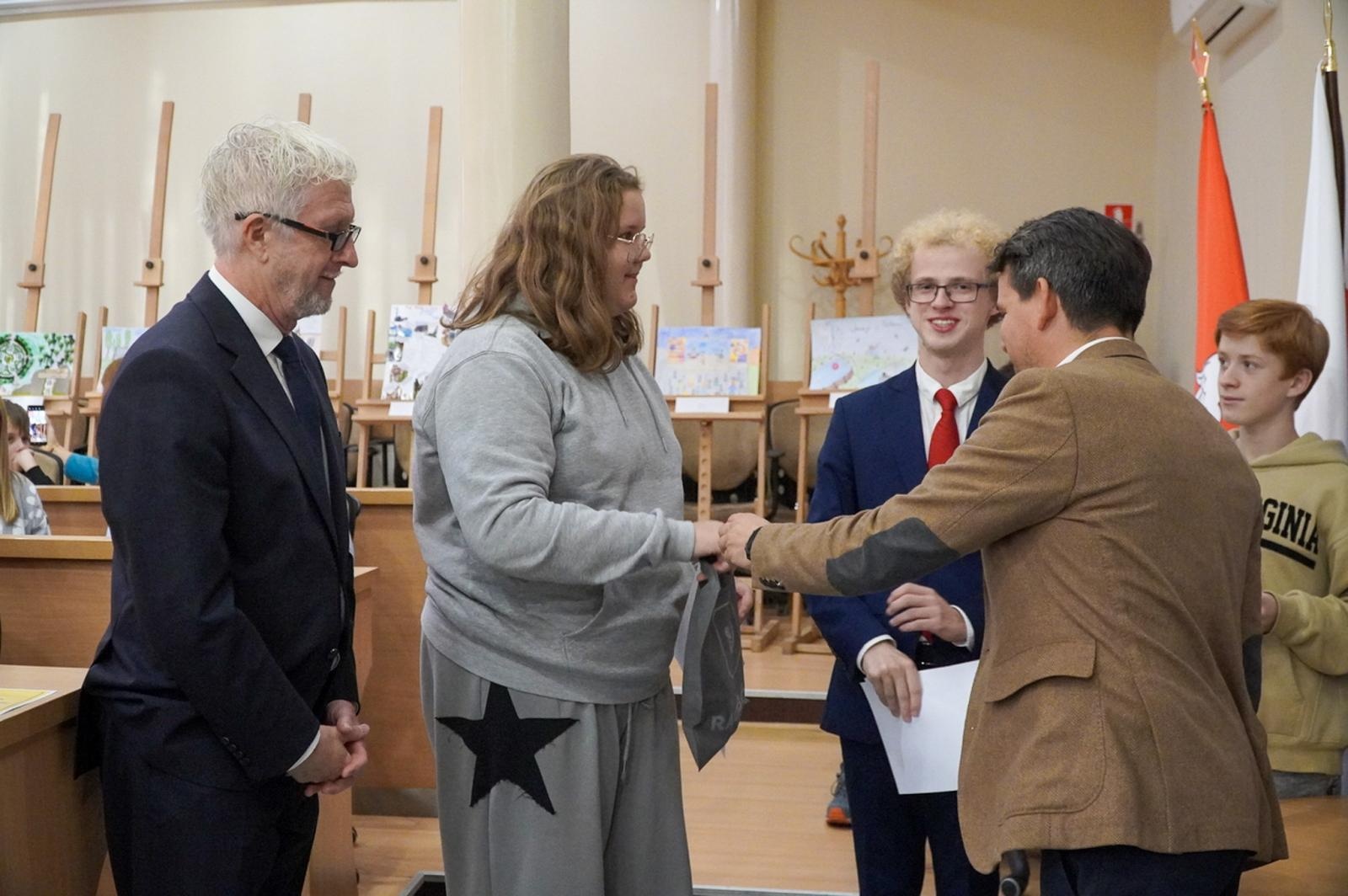 Zdjęcie w galerii na portalu naszraciborz.pl: Nagrodzono laureatów konkursu plastycznego Moje wakacyjne wspomnienia z Raciborza wiadomości z regionu
