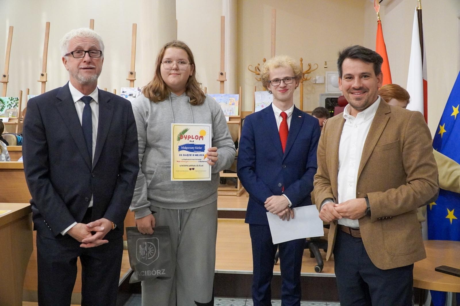 Zdjęcie w galerii na portalu naszraciborz.pl: Nagrodzono laureatów konkursu plastycznego Moje wakacyjne wspomnienia z Raciborza wiadomości z regionu