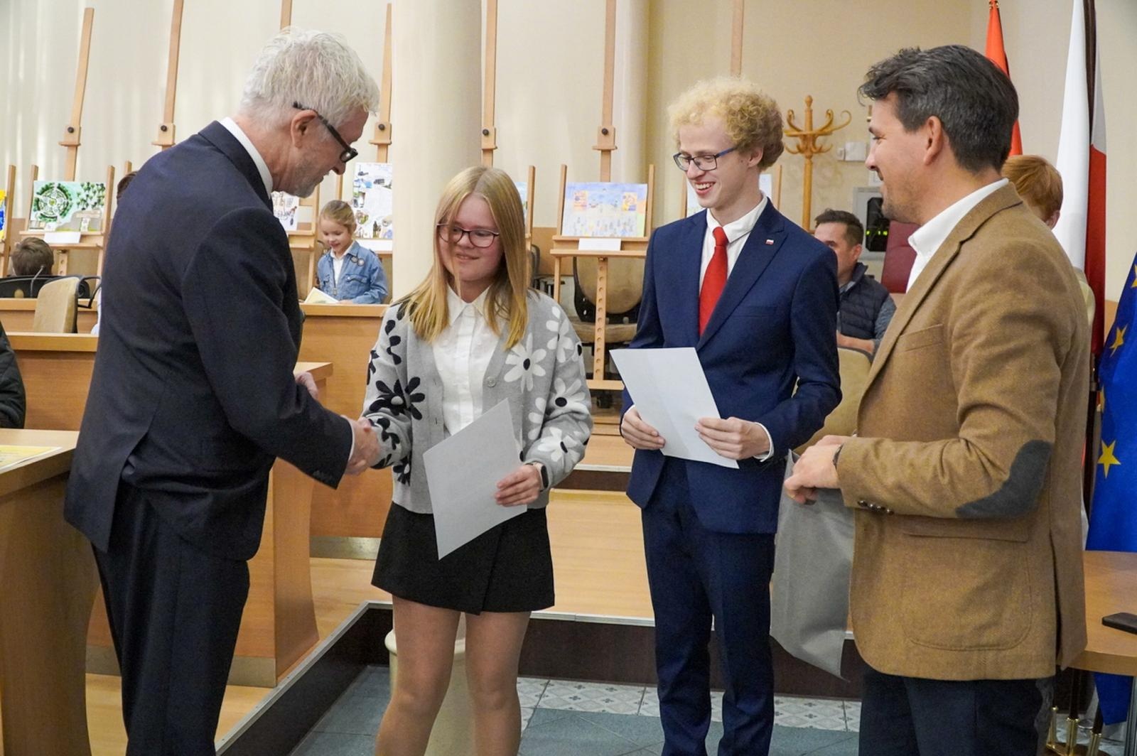 Zdjęcie w galerii na portalu naszraciborz.pl: Nagrodzono laureatów konkursu plastycznego Moje wakacyjne wspomnienia z Raciborza wiadomości z regionu