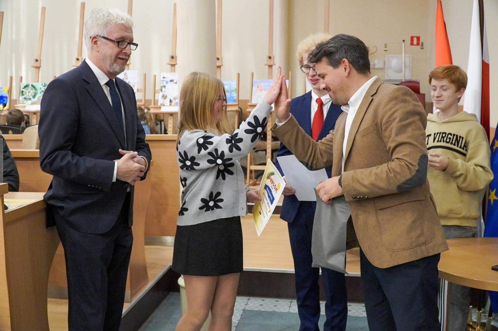 Zdjęcie w galerii na portalu naszraciborz.pl: Nagrodzono laureatów konkursu plastycznego Moje wakacyjne wspomnienia z Raciborza wiadomości z regionu