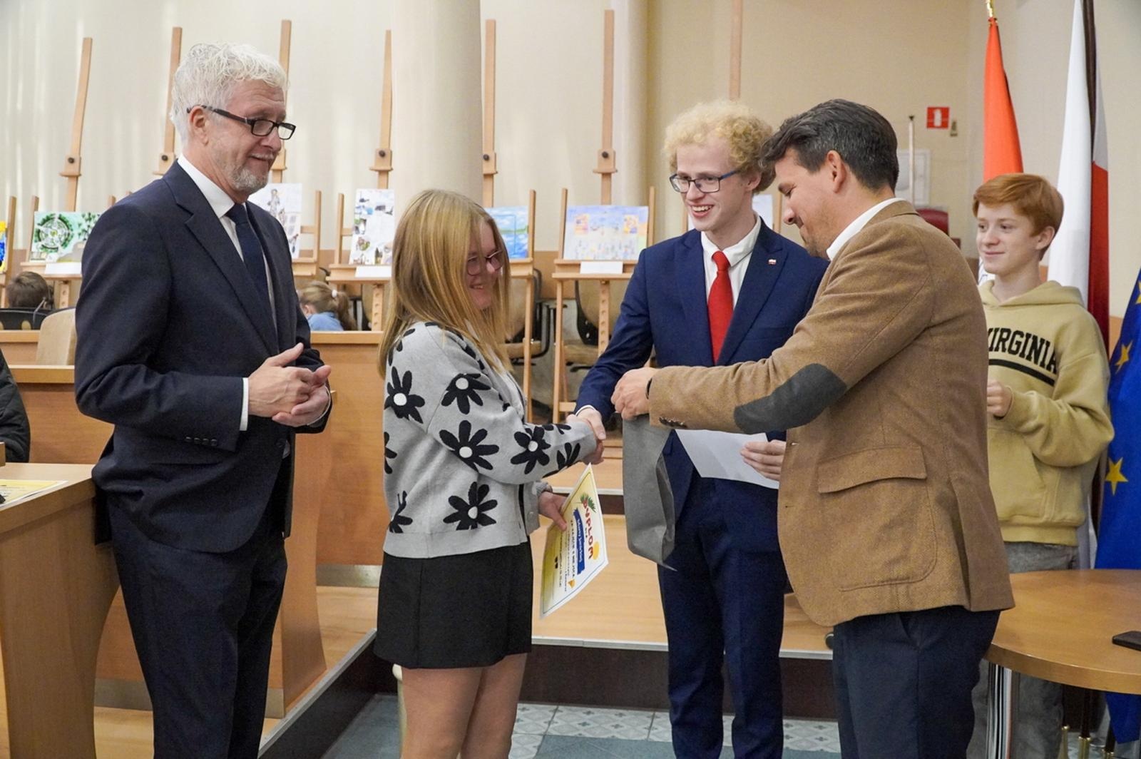 Zdjęcie w galerii na portalu naszraciborz.pl: Nagrodzono laureatów konkursu plastycznego Moje wakacyjne wspomnienia z Raciborza wiadomości z regionu