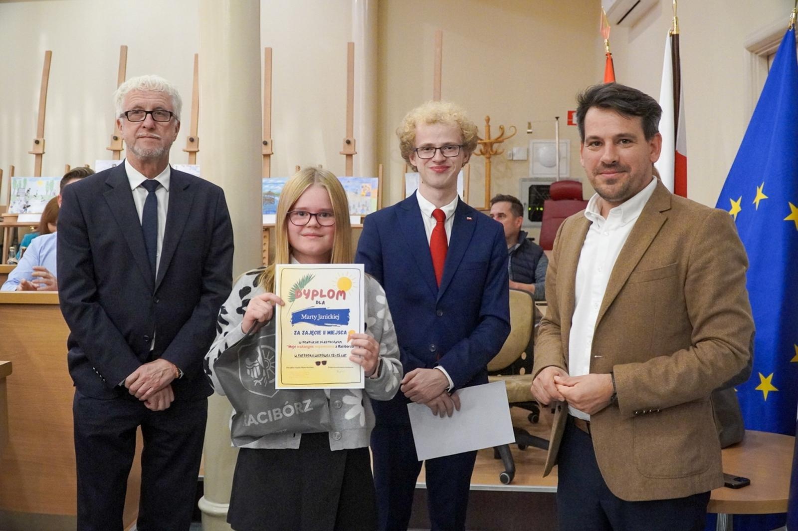 Zdjęcie w galerii na portalu naszraciborz.pl: Nagrodzono laureatów konkursu plastycznego Moje wakacyjne wspomnienia z Raciborza wiadomości z regionu