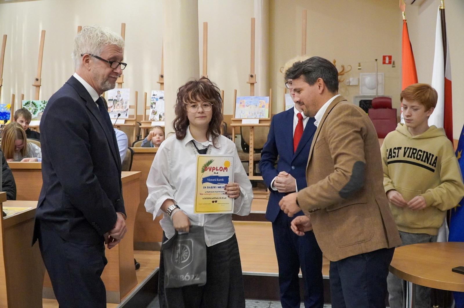 Zdjęcie w galerii na portalu naszraciborz.pl: Nagrodzono laureatów konkursu plastycznego Moje wakacyjne wspomnienia z Raciborza wiadomości z regionu