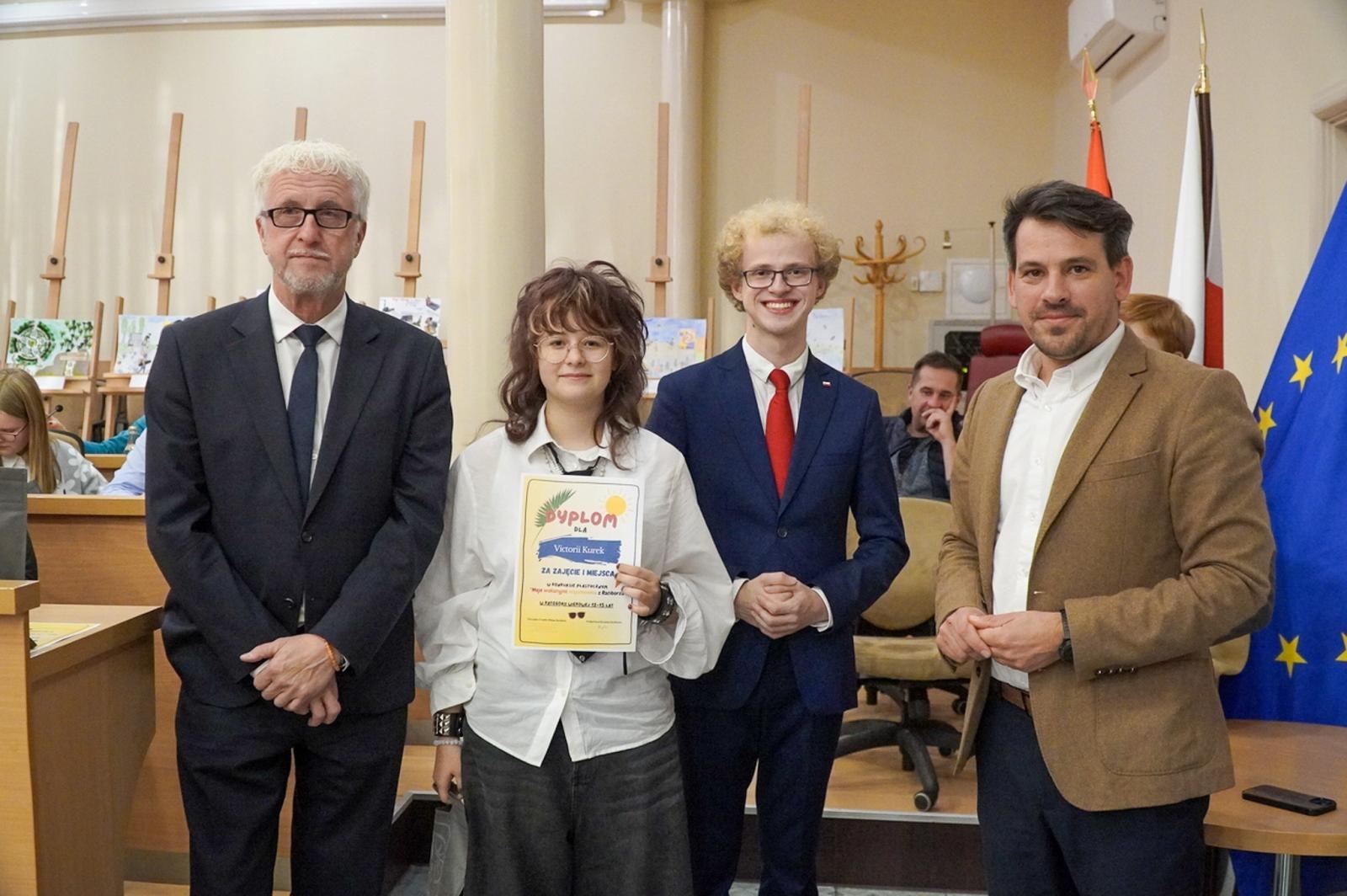 Zdjęcie w galerii na portalu naszraciborz.pl: Nagrodzono laureatów konkursu plastycznego Moje wakacyjne wspomnienia z Raciborza wiadomości z regionu